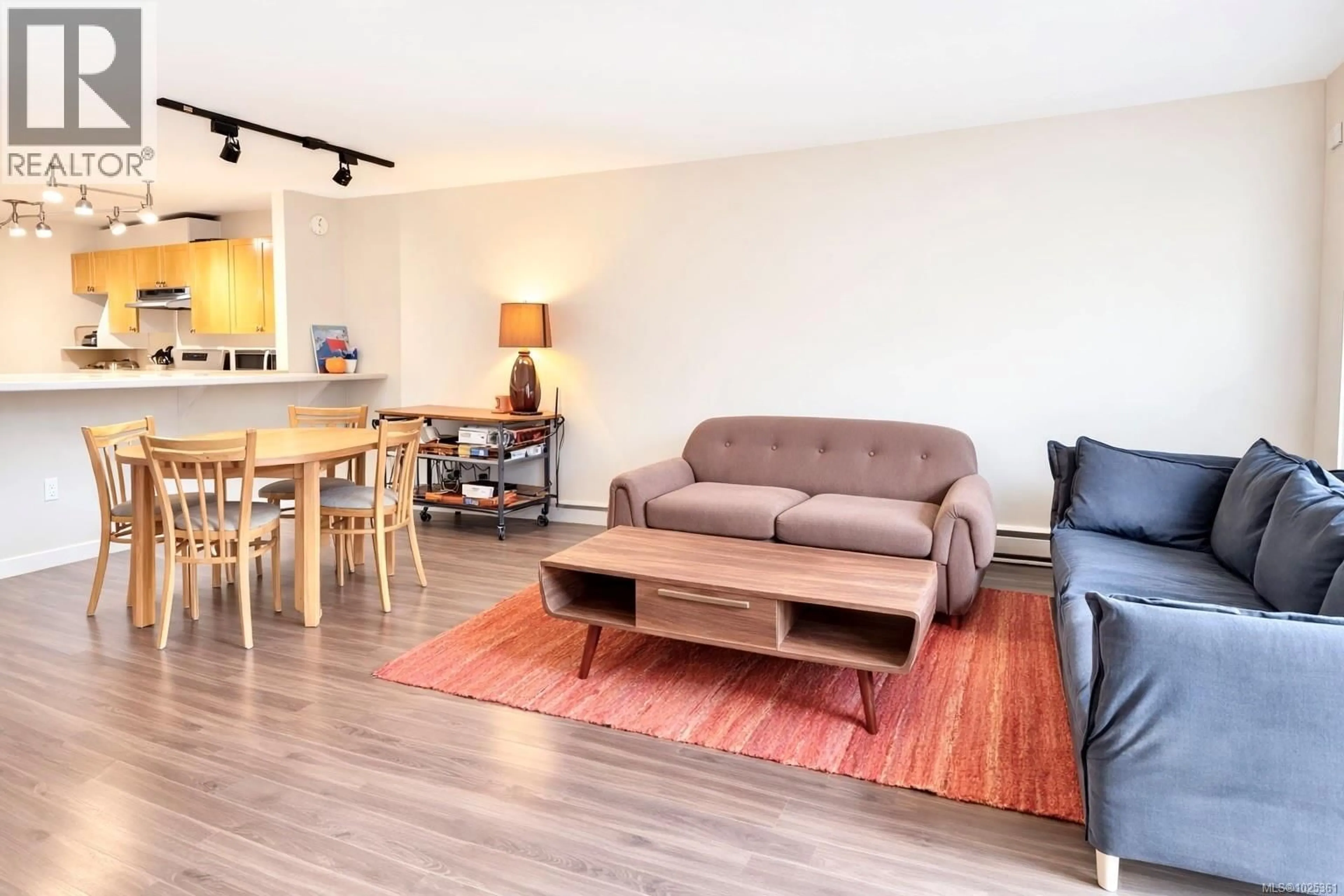 Living room with furniture, wood/laminate floor for 4 - 301 ARNET ROAD, Tofino British Columbia V0R2Z0