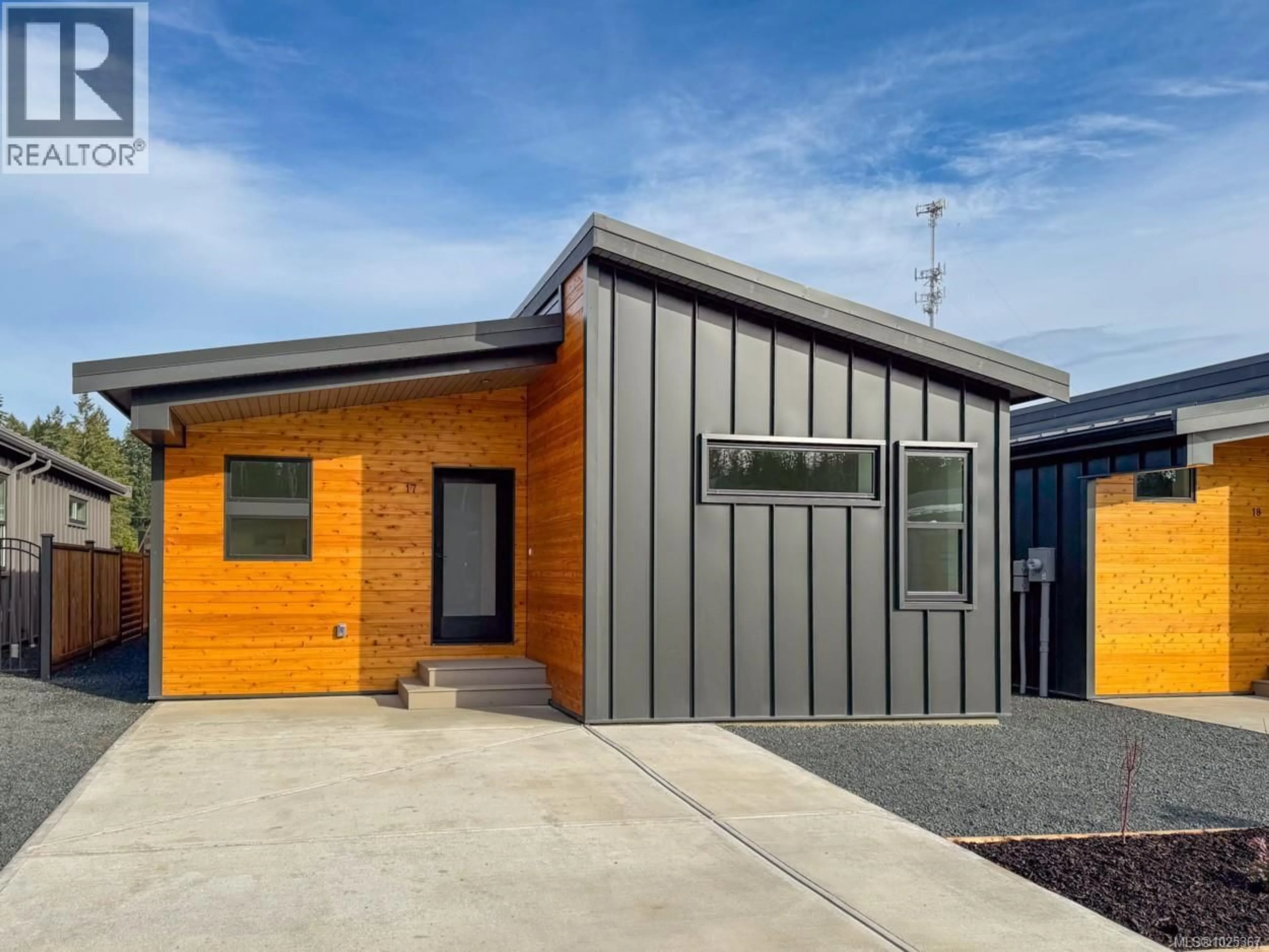 Home with vinyl exterior material, street for 17 - 3025 ROYSTON ROAD, Cumberland British Columbia V0R1S0