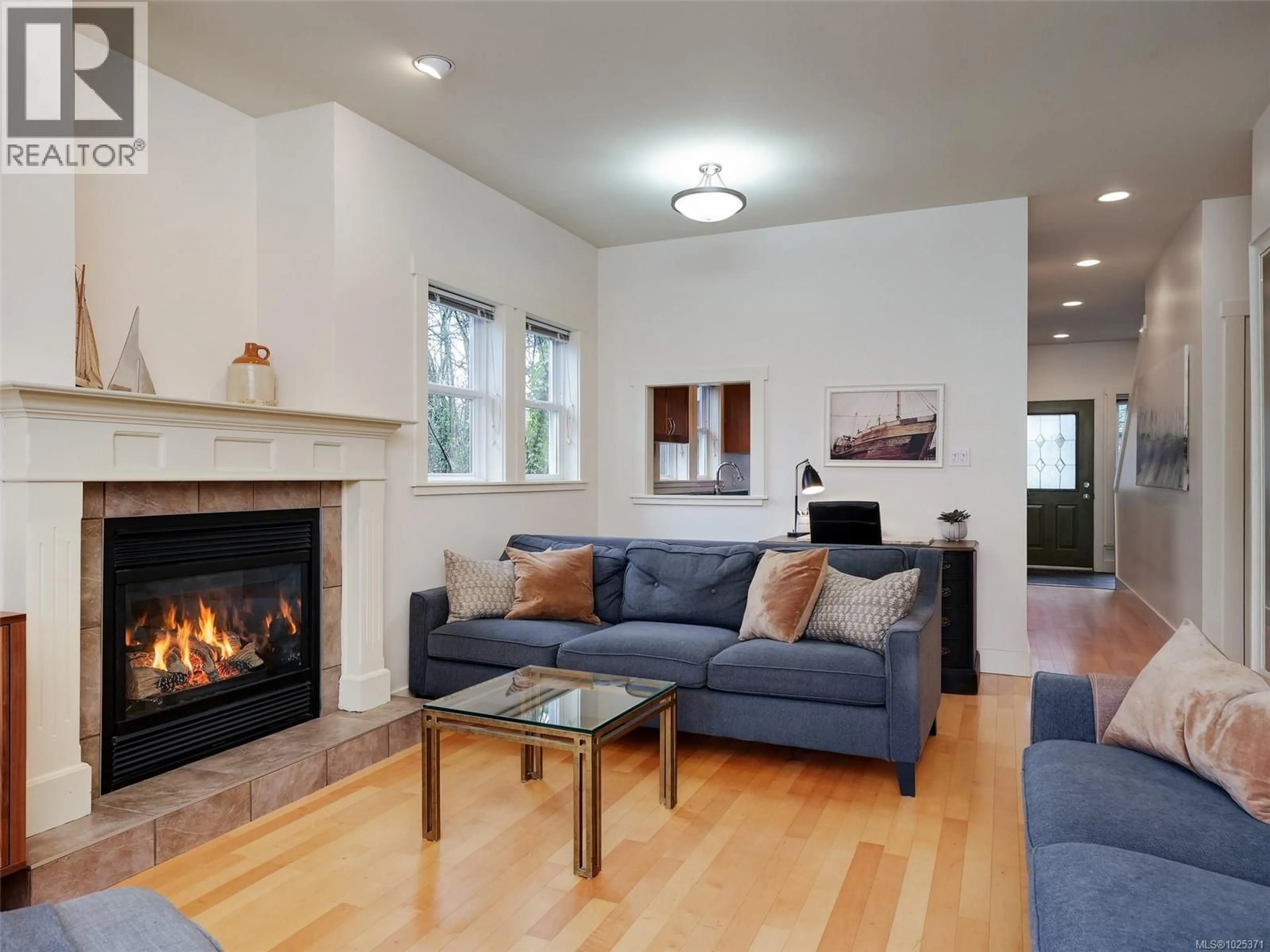 Living room with furniture, wood/laminate floor for 12 - 4530 PIPELINE ROAD, Saanich British Columbia V8Z7Y6
