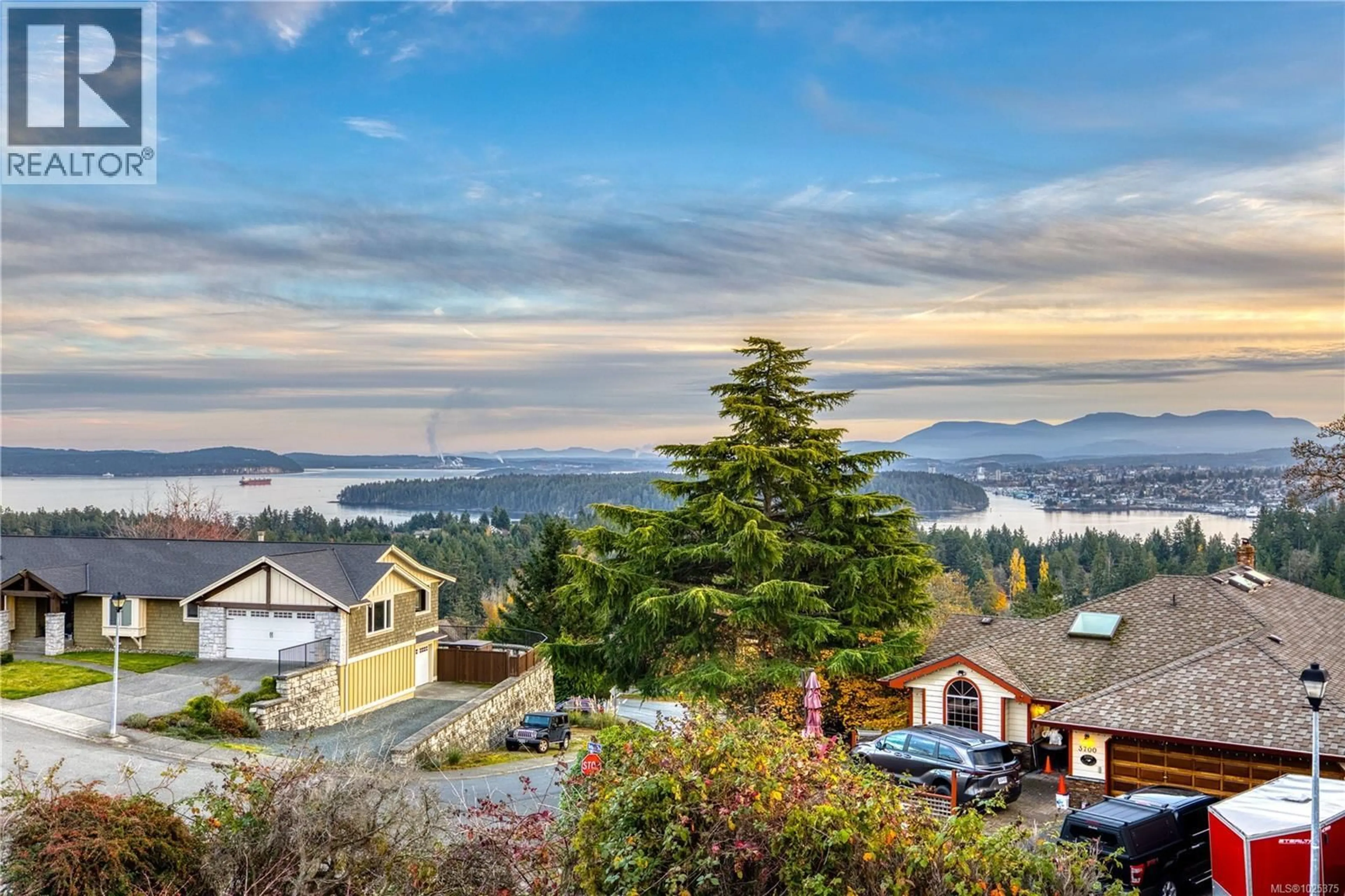A pic from outside/outdoor area/front of a property/back of a property/a pic from drone, water/lake/river/ocean view for 3688 GLEN OAKS DRIVE, Nanaimo British Columbia V9T5A1