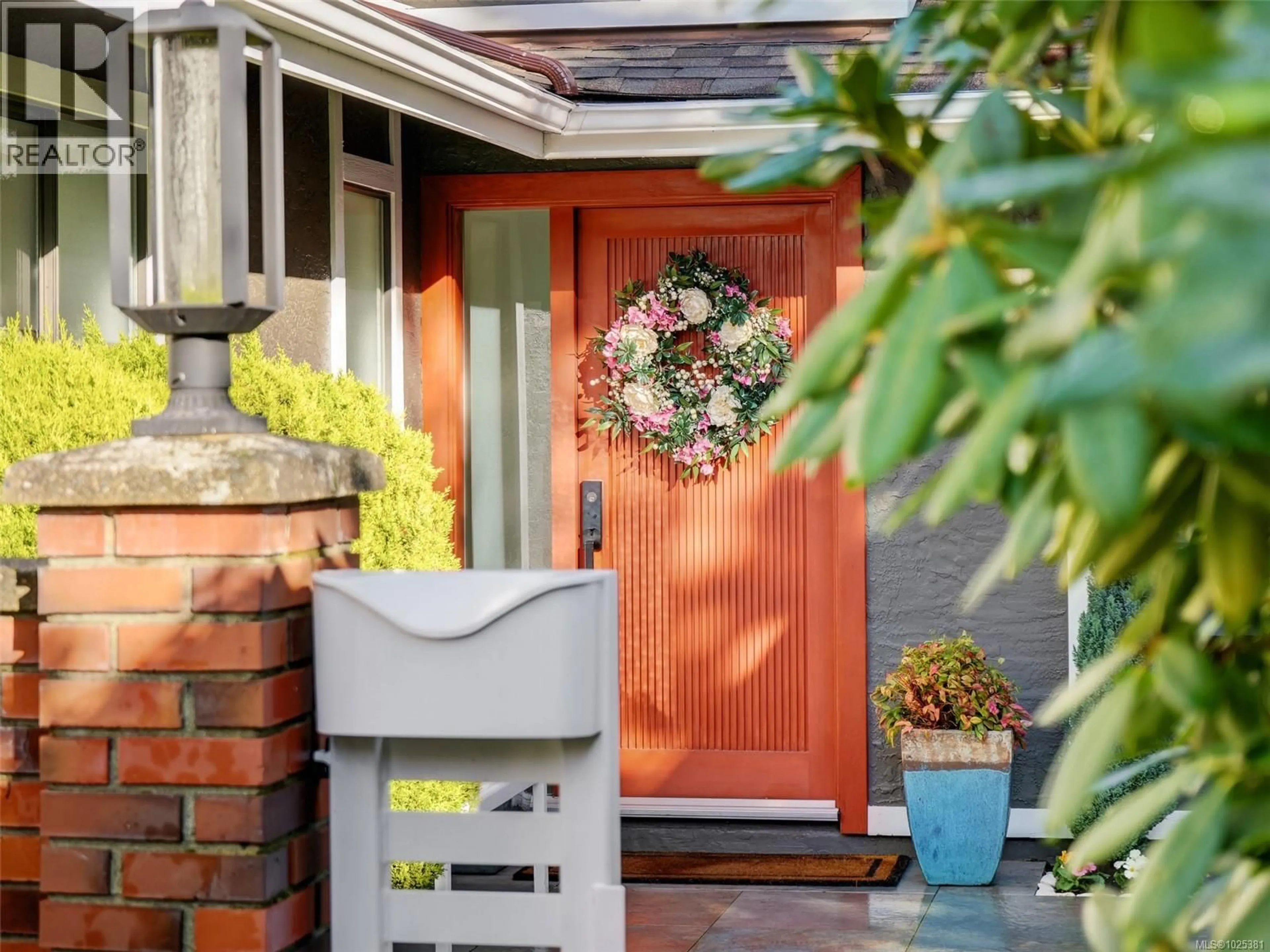 Indoor entryway for 1042 DONWOOD DRIVE, Saanich British Columbia V8X4G3