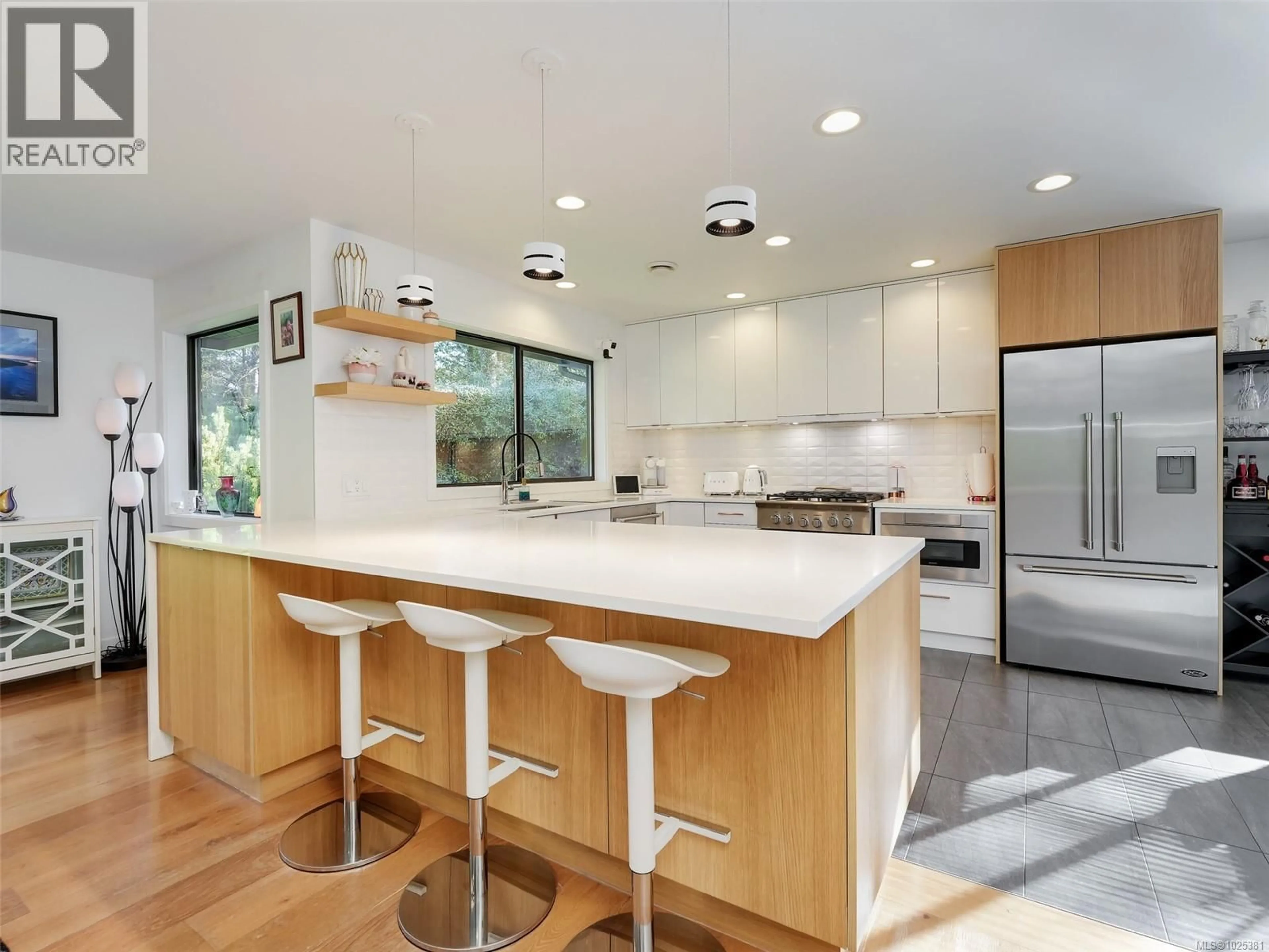 Contemporary kitchen, unknown for 1042 DONWOOD DRIVE, Saanich British Columbia V8X4G3