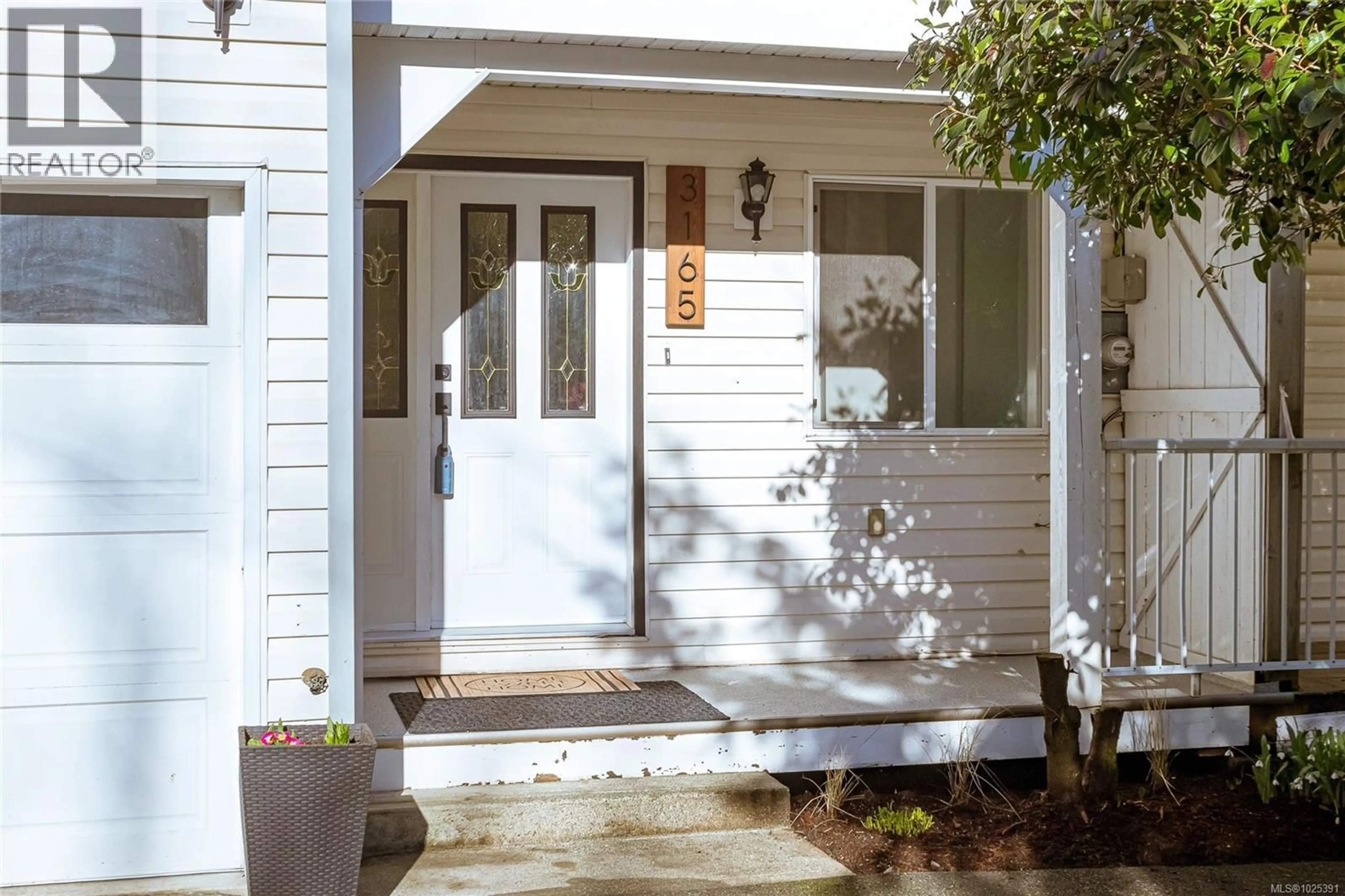 Indoor entryway for 3165 GIBBINS ROAD, Duncan British Columbia V9L1G5