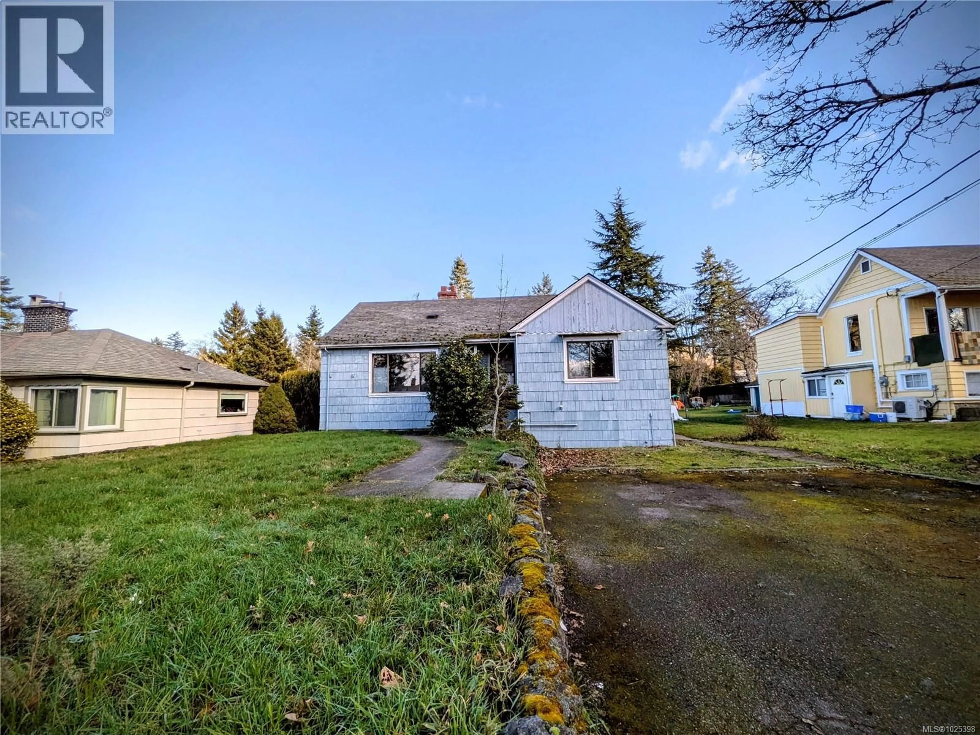 A pic from outside/outdoor area/front of a property/back of a property/a pic from drone, street for 3661 CRAIGMILLAR AVENUE, Saanich British Columbia V8P3H2