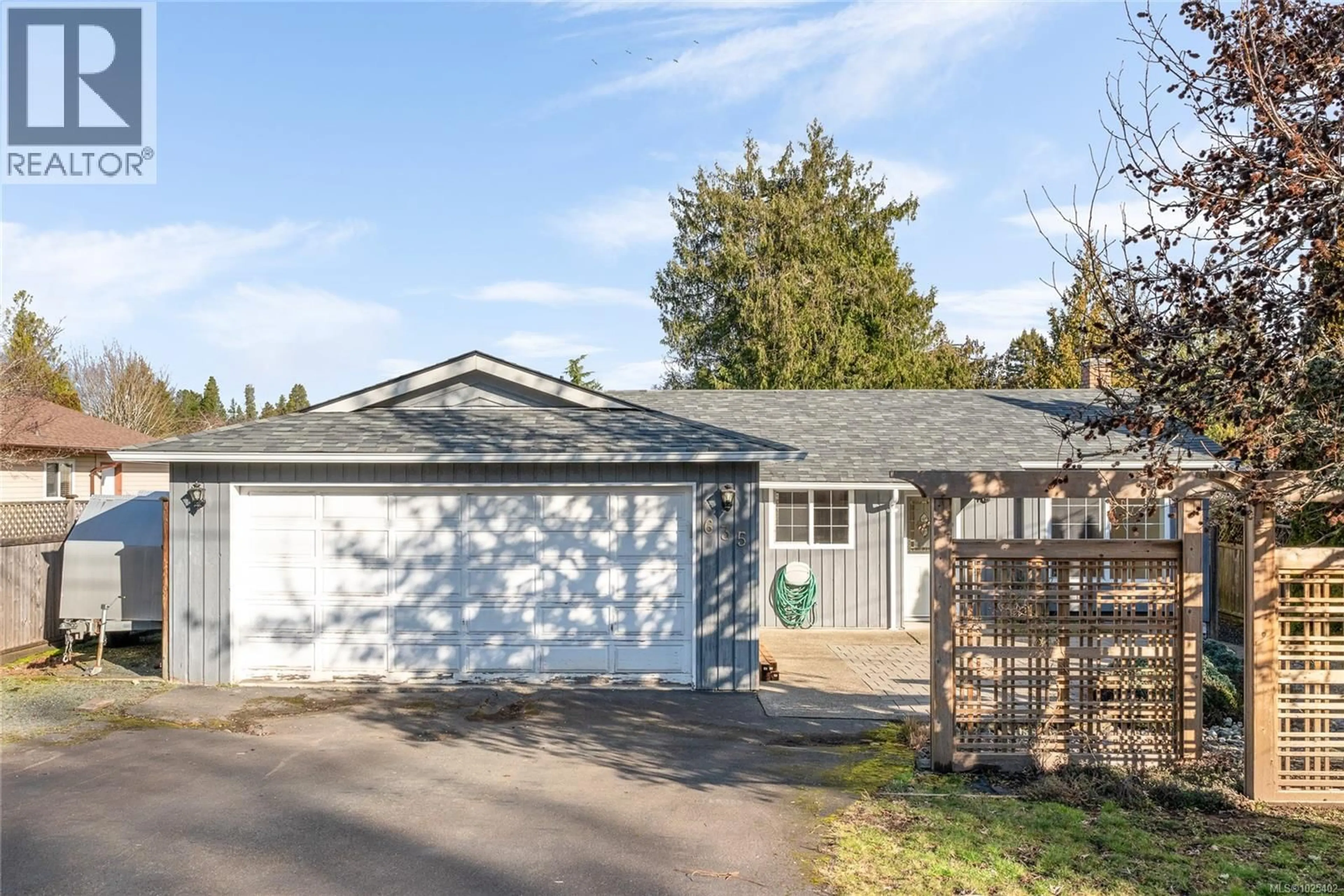 Home with vinyl exterior material, street for 635 DOEHLE AVENUE, Parksville British Columbia V9P1C2