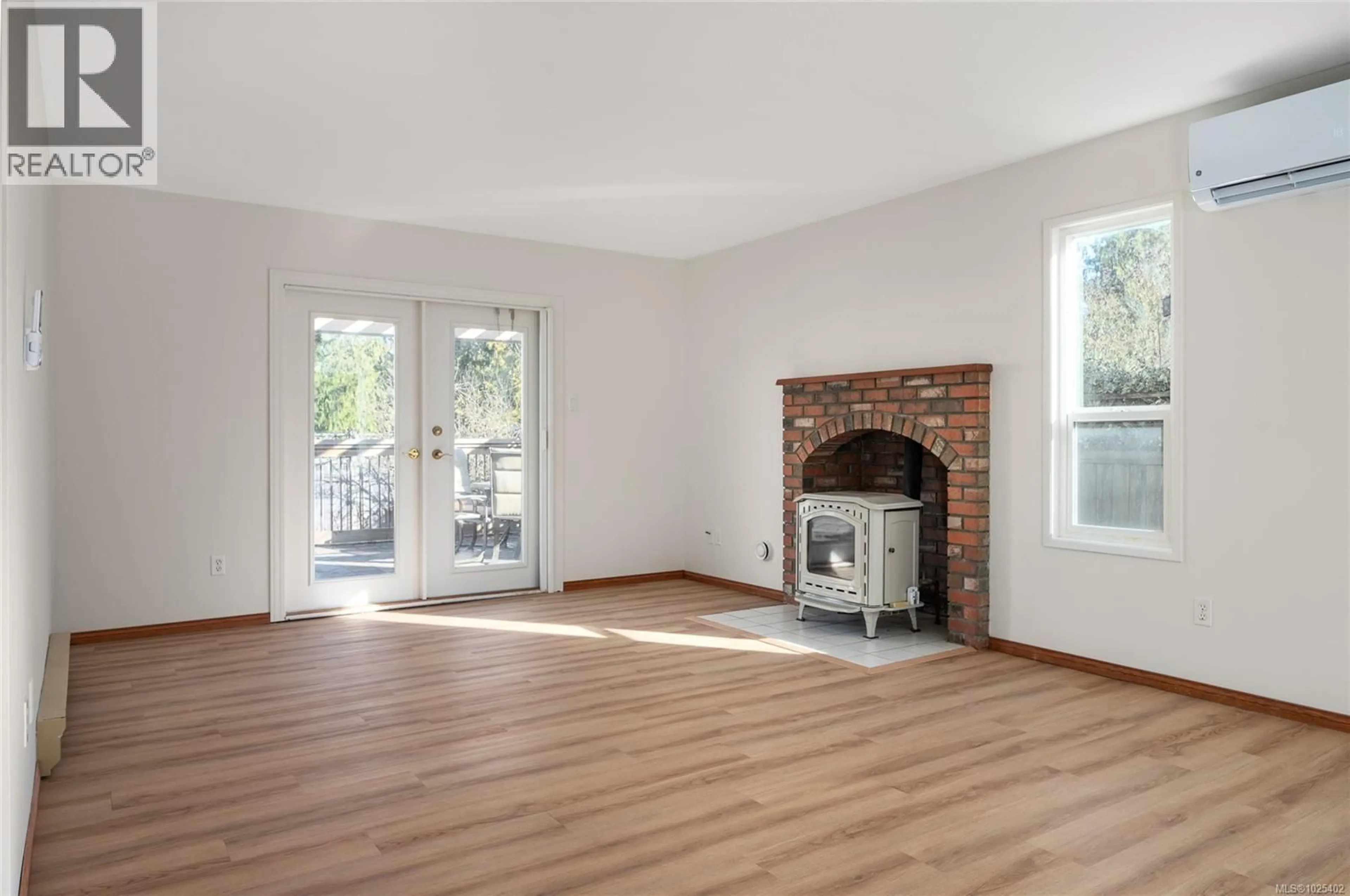 Living room with furniture, wood/laminate floor for 635 DOEHLE AVENUE, Parksville British Columbia V9P1C2