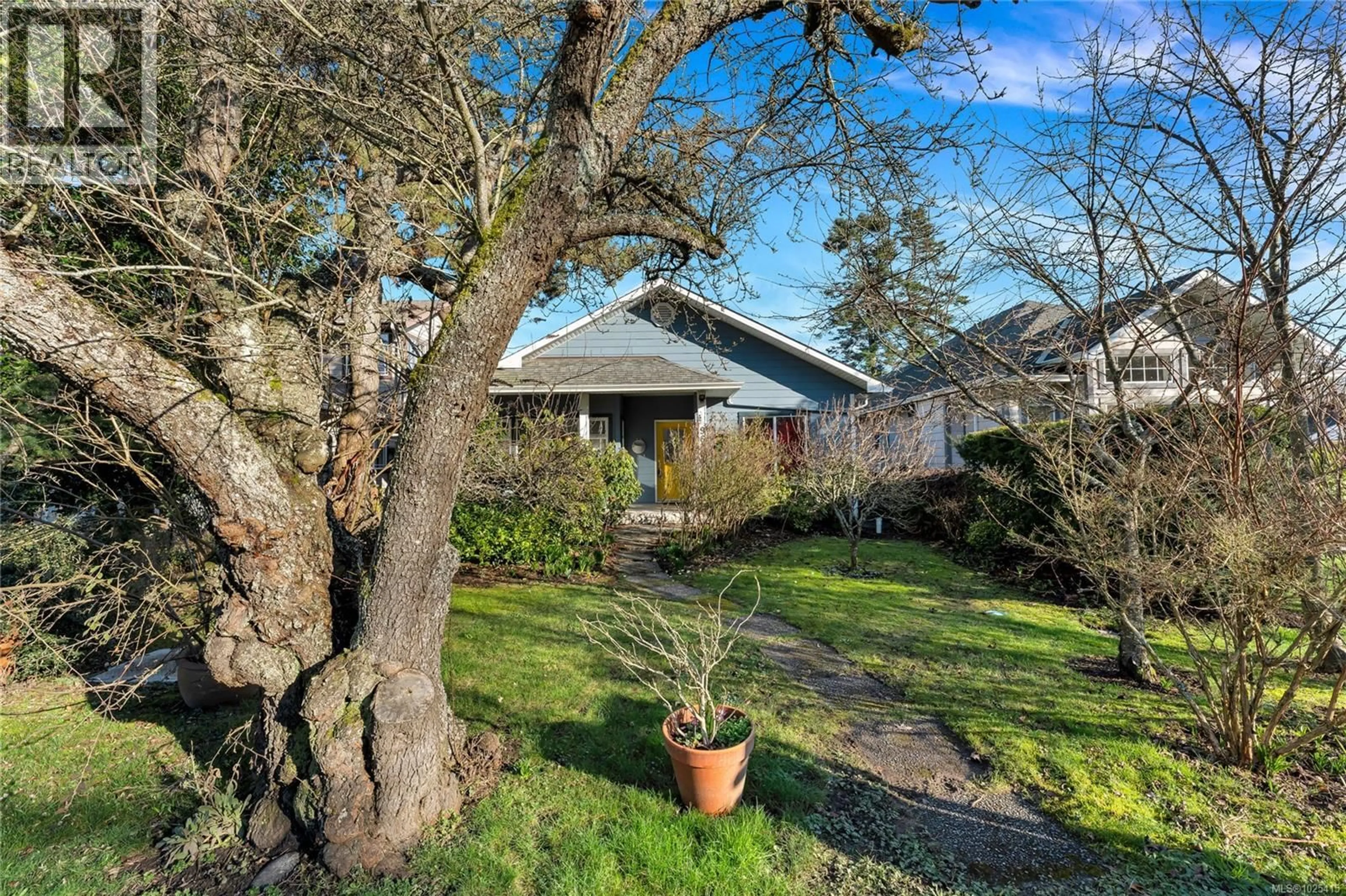 A pic from outside/outdoor area/front of a property/back of a property/a pic from drone, street for 9679 SEVENTH STREET, Sidney British Columbia V8L2V6