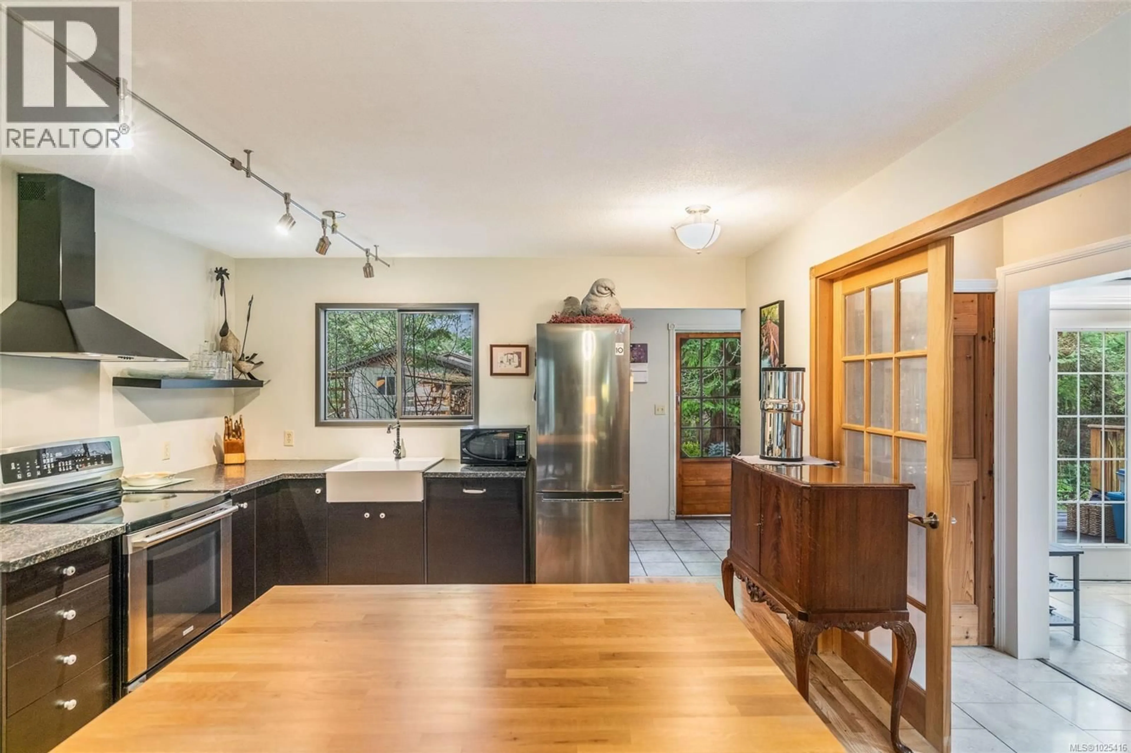 Open concept kitchen, unknown for 885 HORSESHOE ROAD, Gabriola Island British Columbia V0R1X3