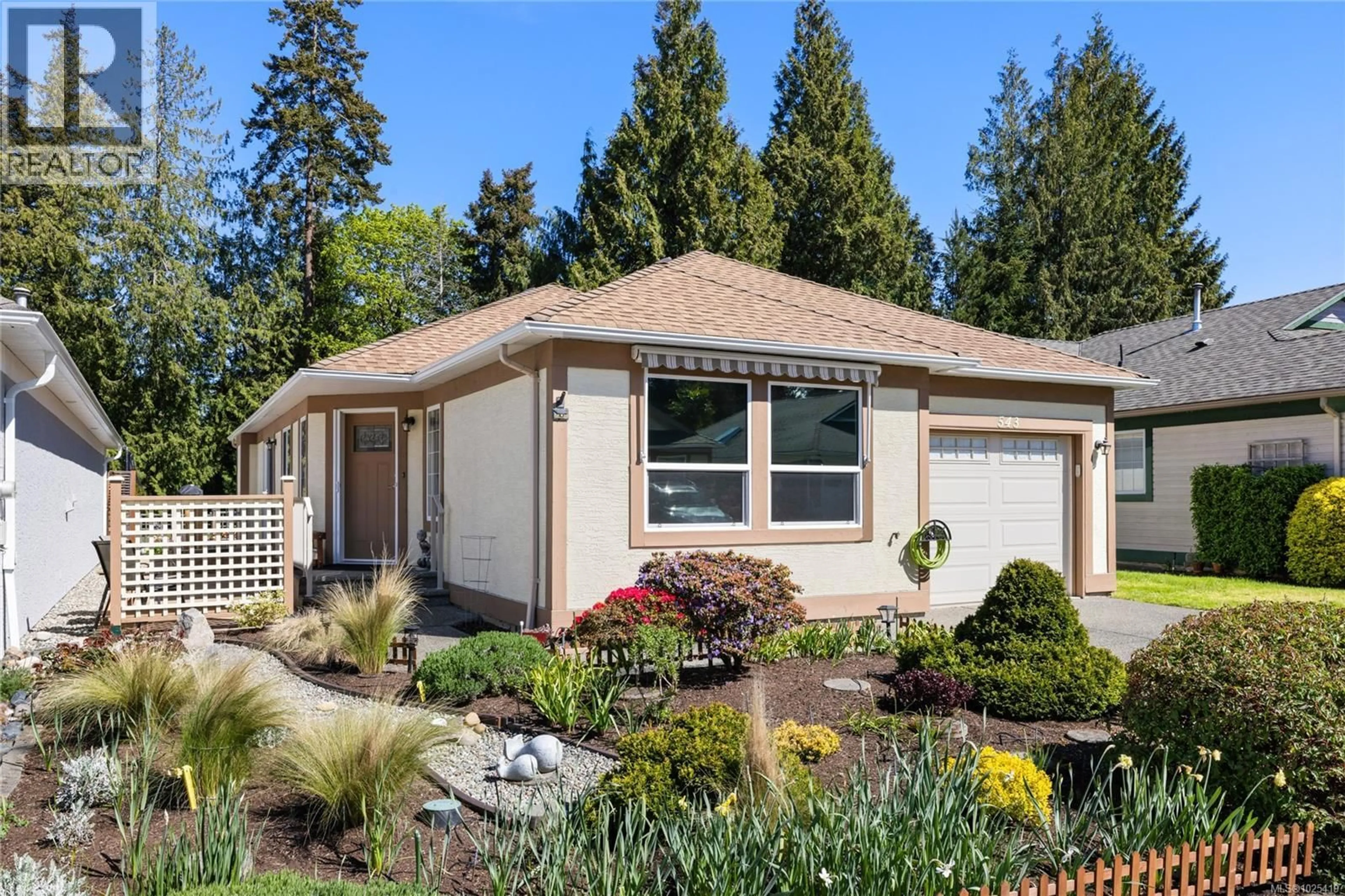 Home with vinyl exterior material, street for 543 SEAWARD WAY, Qualicum Beach British Columbia V9K1T8
