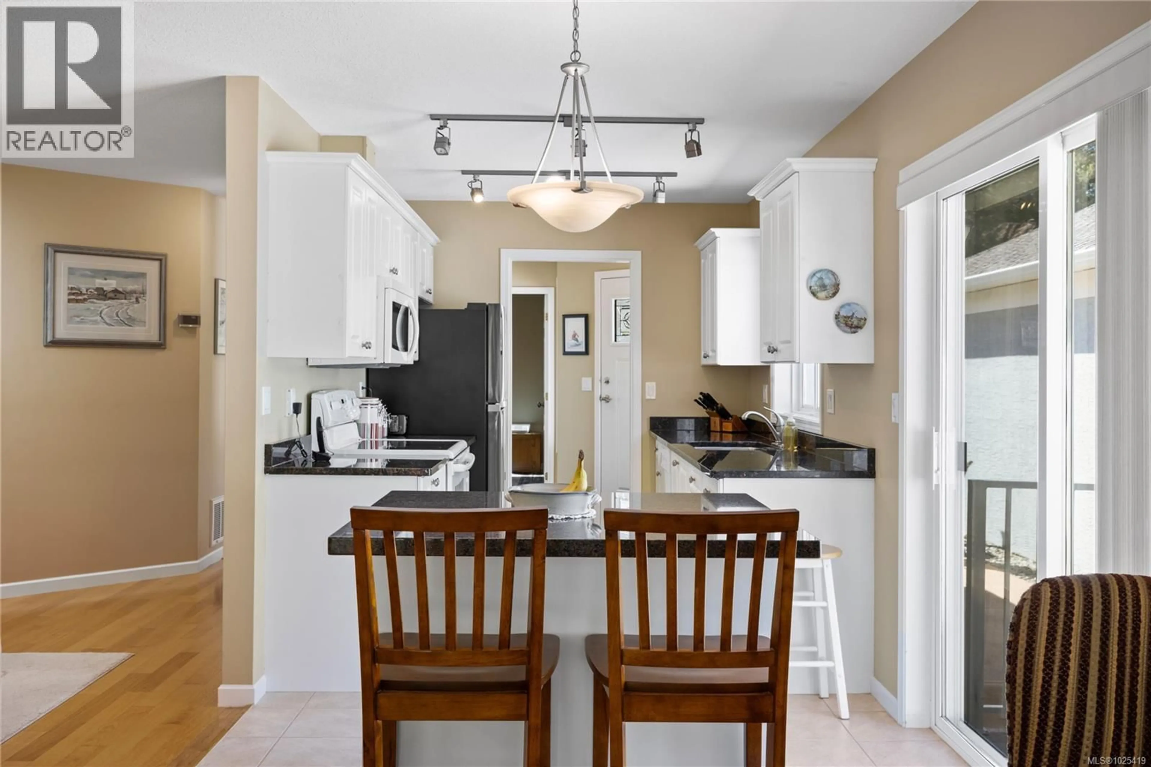 Open concept kitchen, ceramic/tile floor for 543 SEAWARD WAY, Qualicum Beach British Columbia V9K1T8