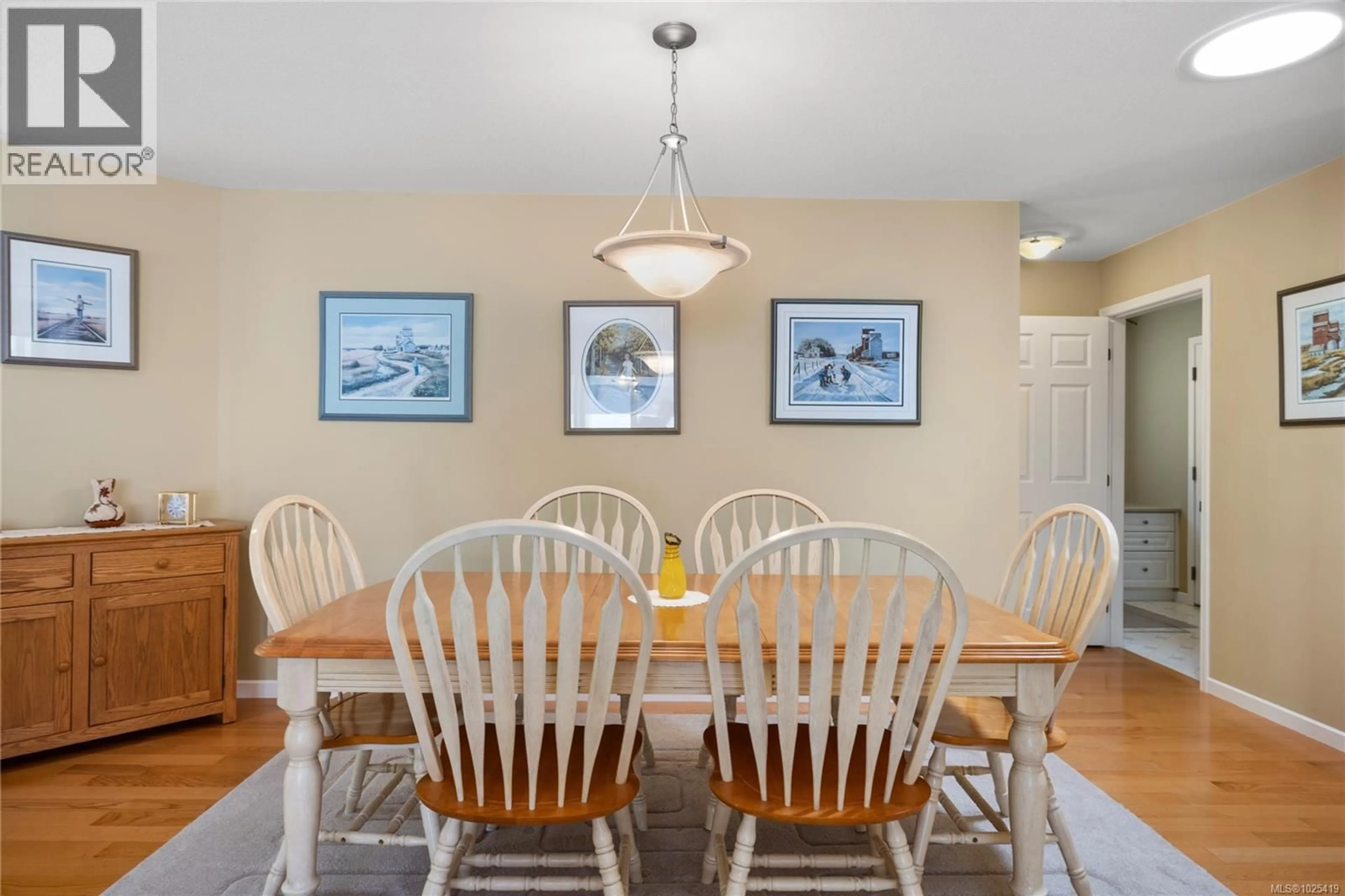 Dining room, wood/laminate floor for 543 SEAWARD WAY, Qualicum Beach British Columbia V9K1T8