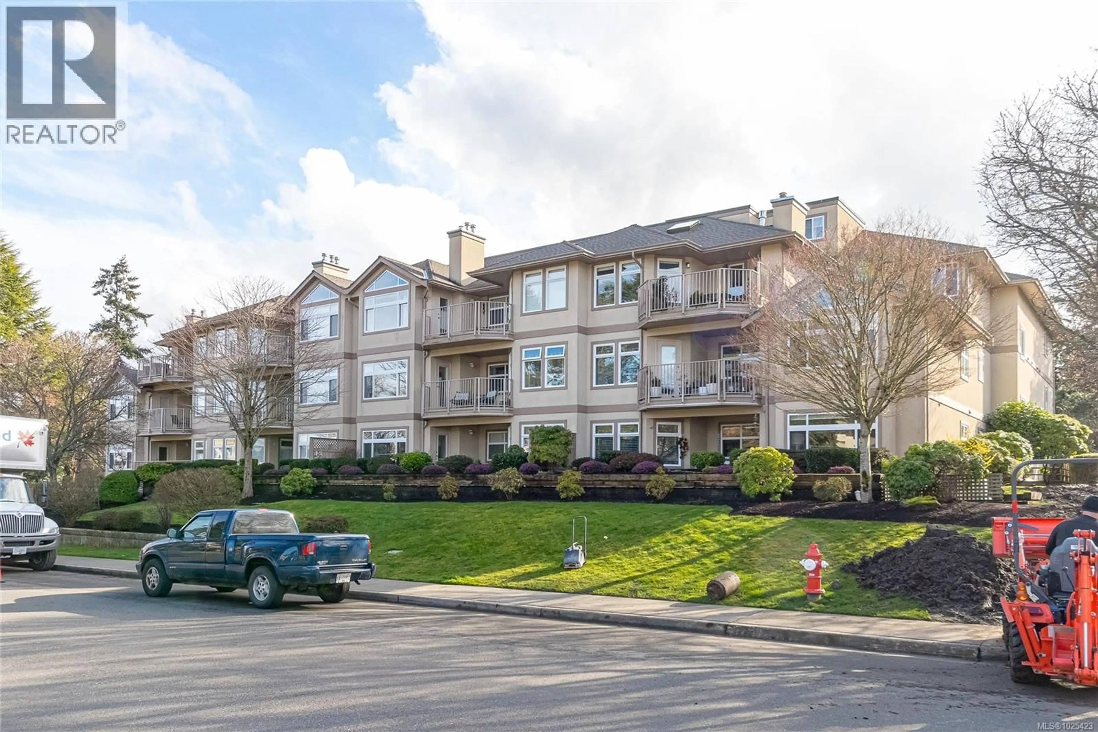 A pic from outside/outdoor area/front of a property/back of a property/a pic from drone, unknown for 203 - 354 MORISON AVENUE, Parksville British Columbia V9P2V3