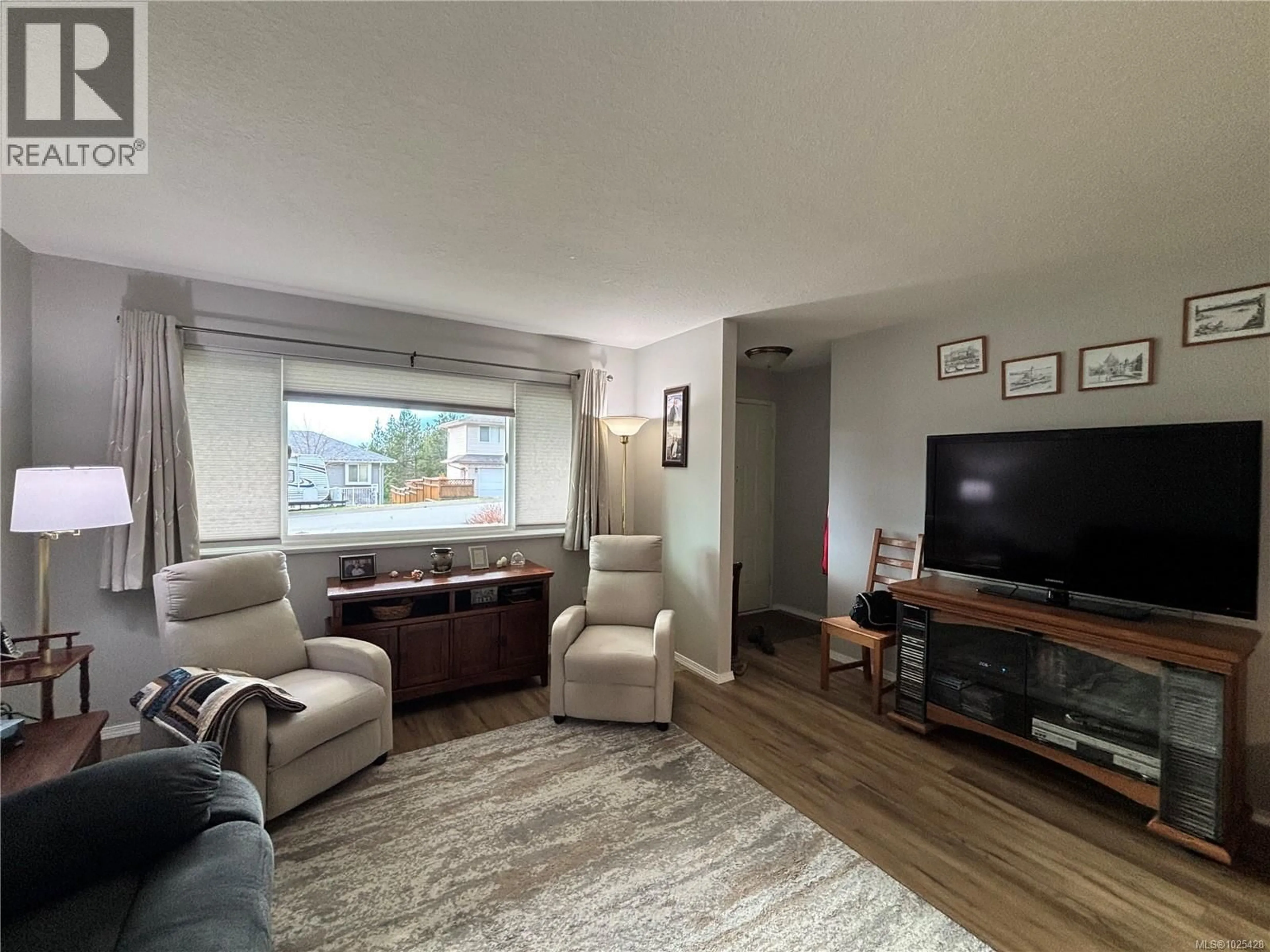 Living room with furniture, unknown for 419 DONNER DRIVE, Gold River British Columbia V0P1G0