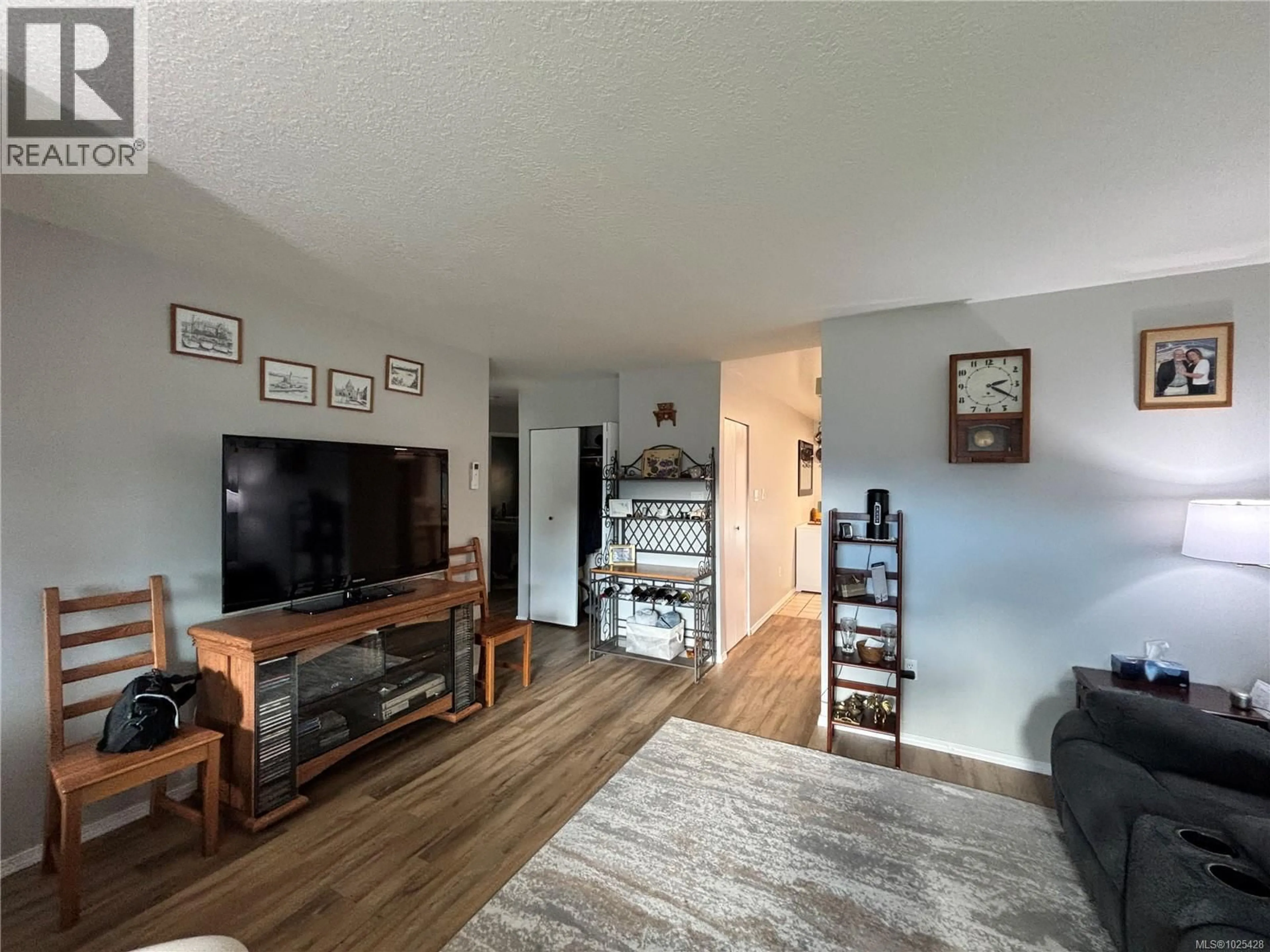 Living room with furniture, wood/laminate floor for 419 DONNER DRIVE, Gold River British Columbia V0P1G0
