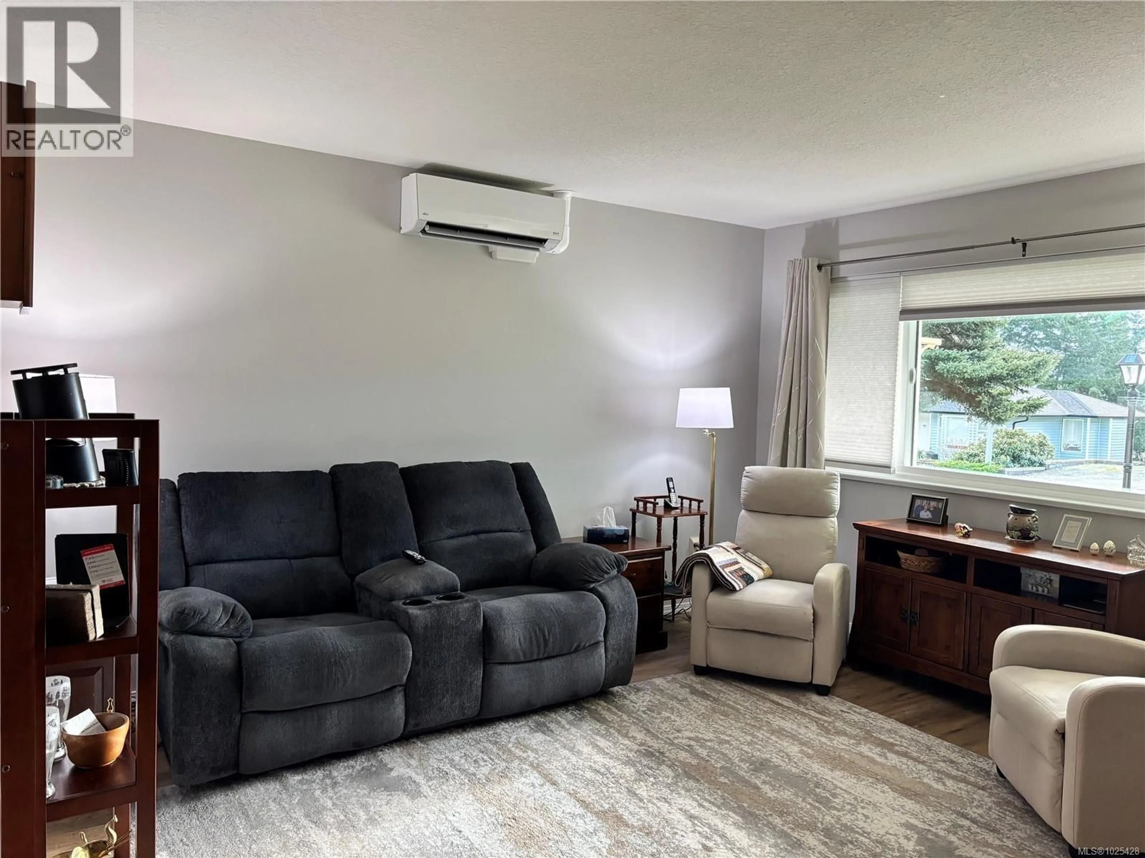 Living room with furniture, unknown for 419 DONNER DRIVE, Gold River British Columbia V0P1G0