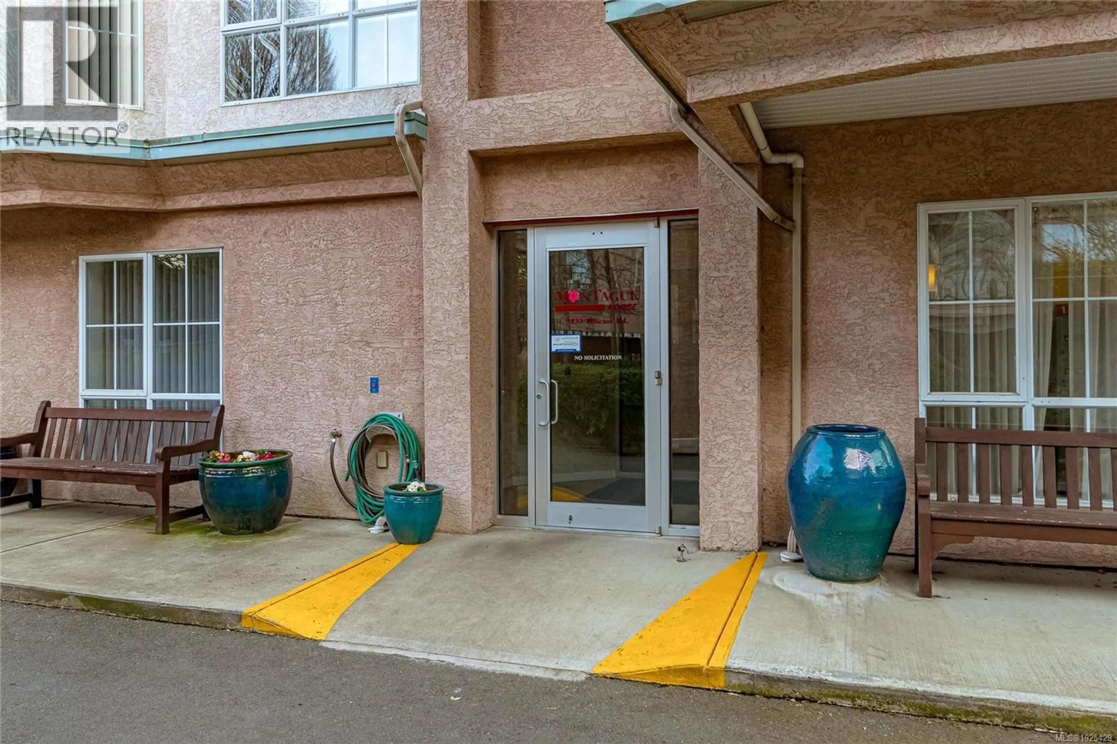 Indoor foyer for 102 - 3133 TILLICUM ROAD, Saanich British Columbia V9A2B4