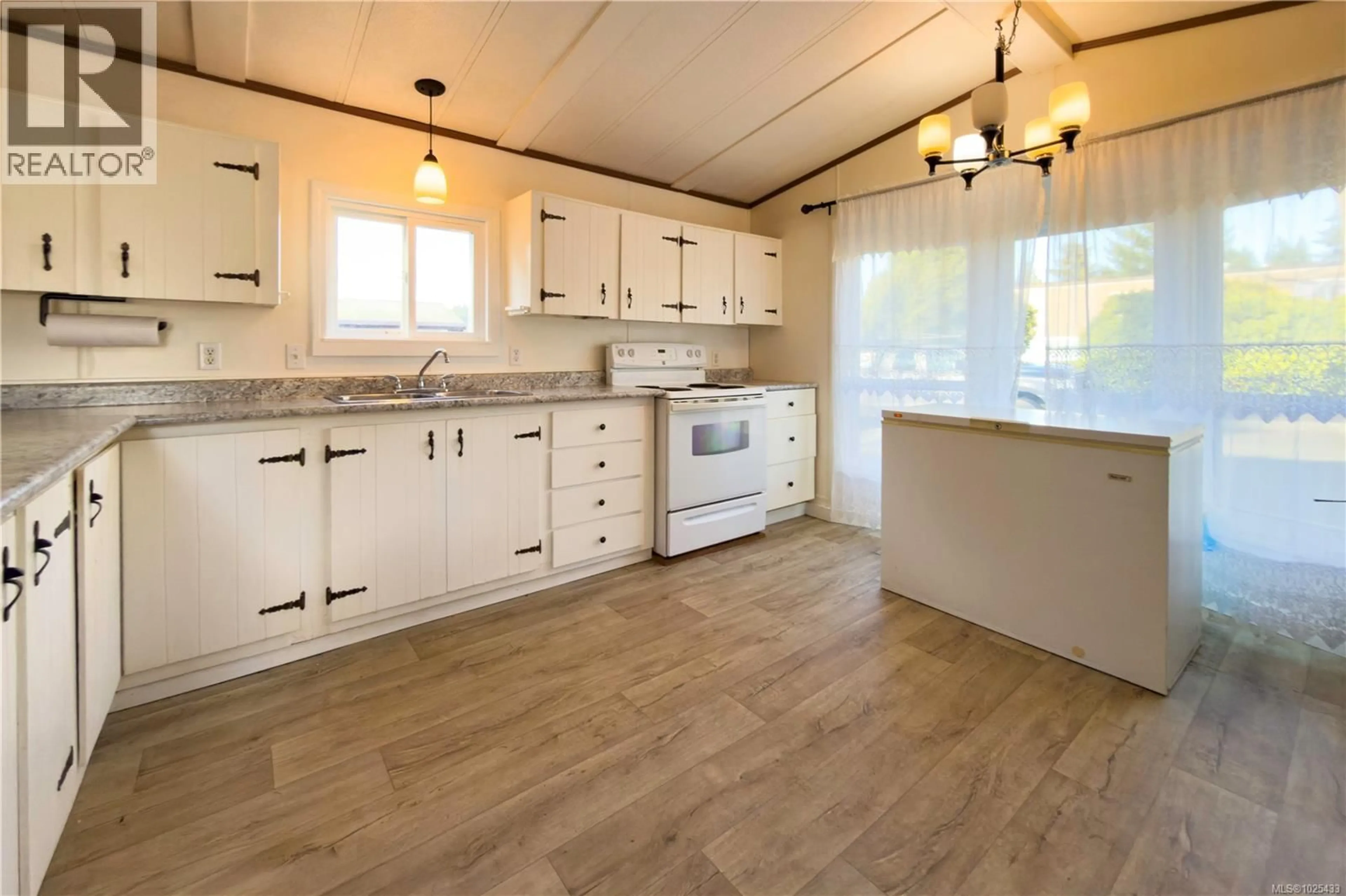Open concept kitchen, wood/laminate floor for 80 - 1160 SHELLBOURNE BOULEVARD, Campbell River British Columbia V9W5G5