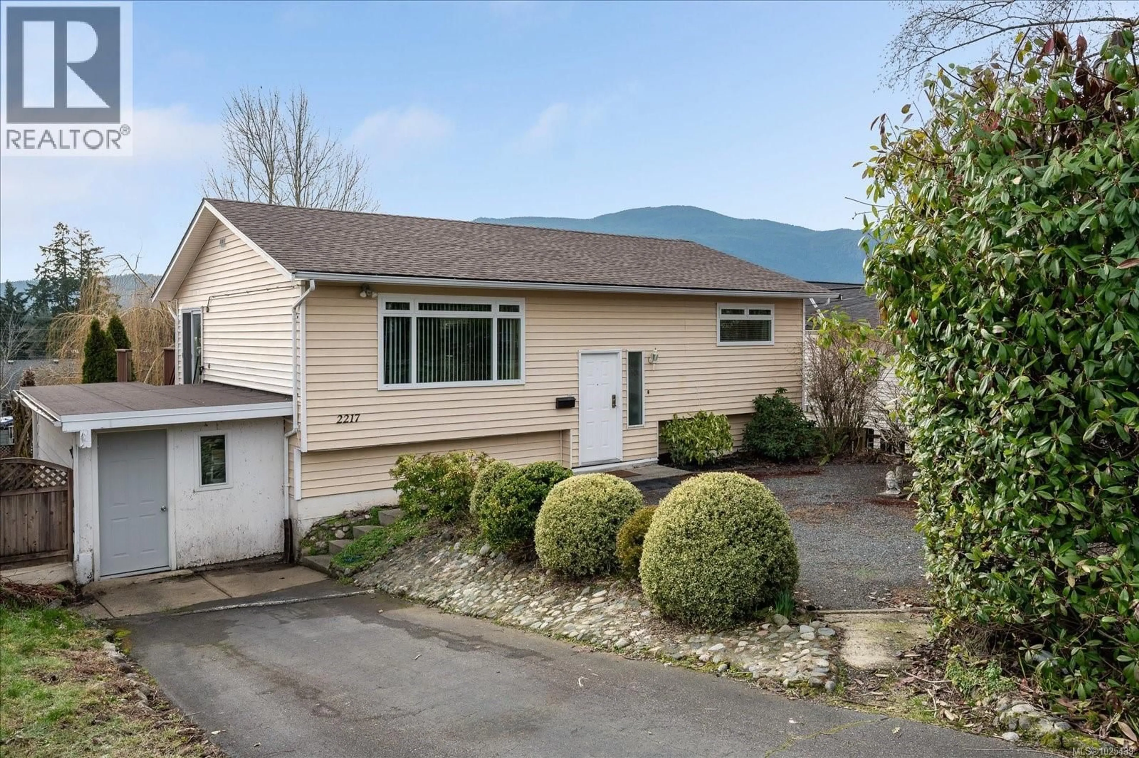 A pic from outside/outdoor area/front of a property/back of a property/a pic from drone, mountain view for 2217 FERN ROAD, Nanaimo British Columbia V0S2W8
