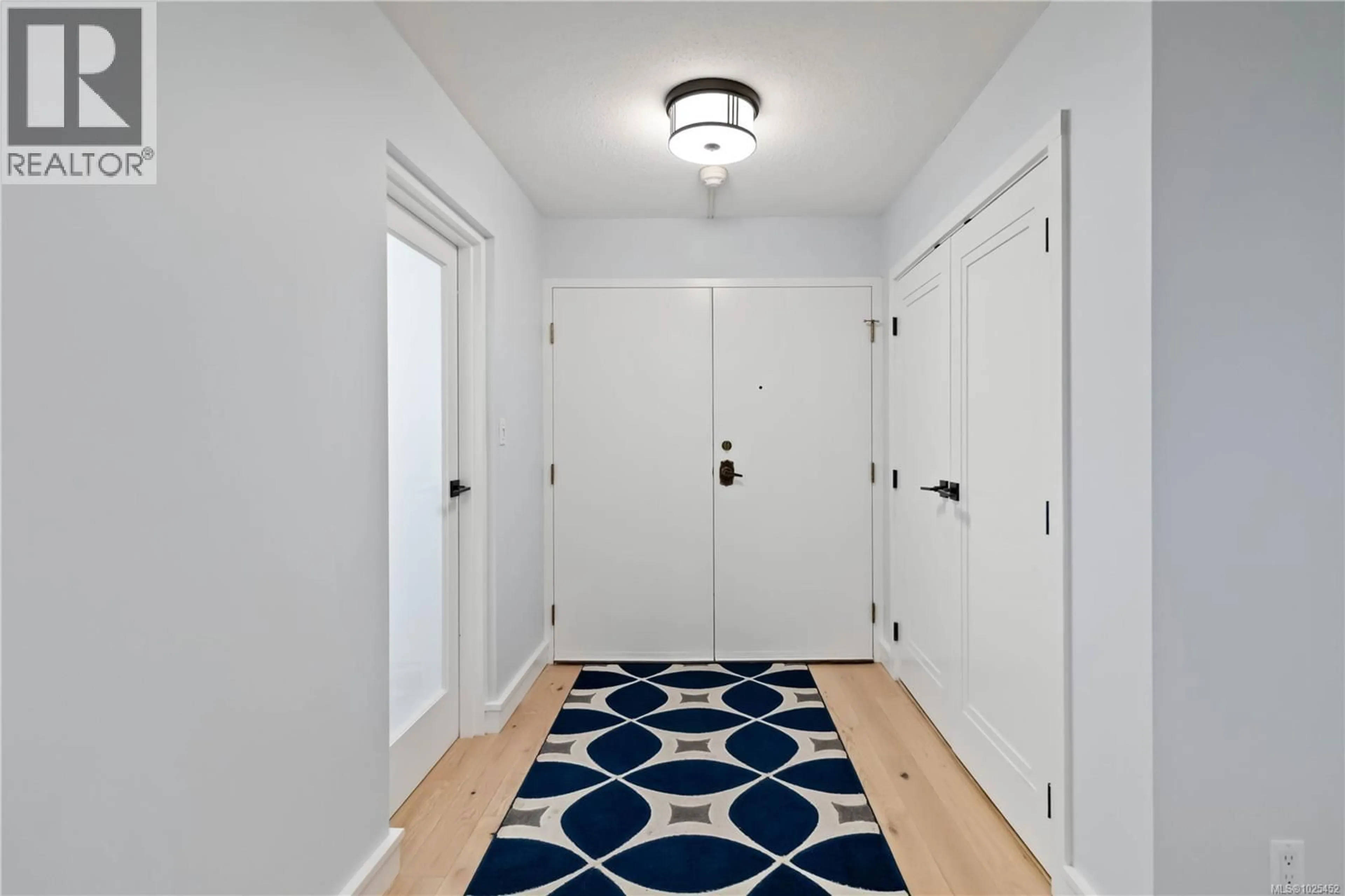 Indoor entryway for 501 - 2920 COOK STREET, Victoria British Columbia V8T3S7