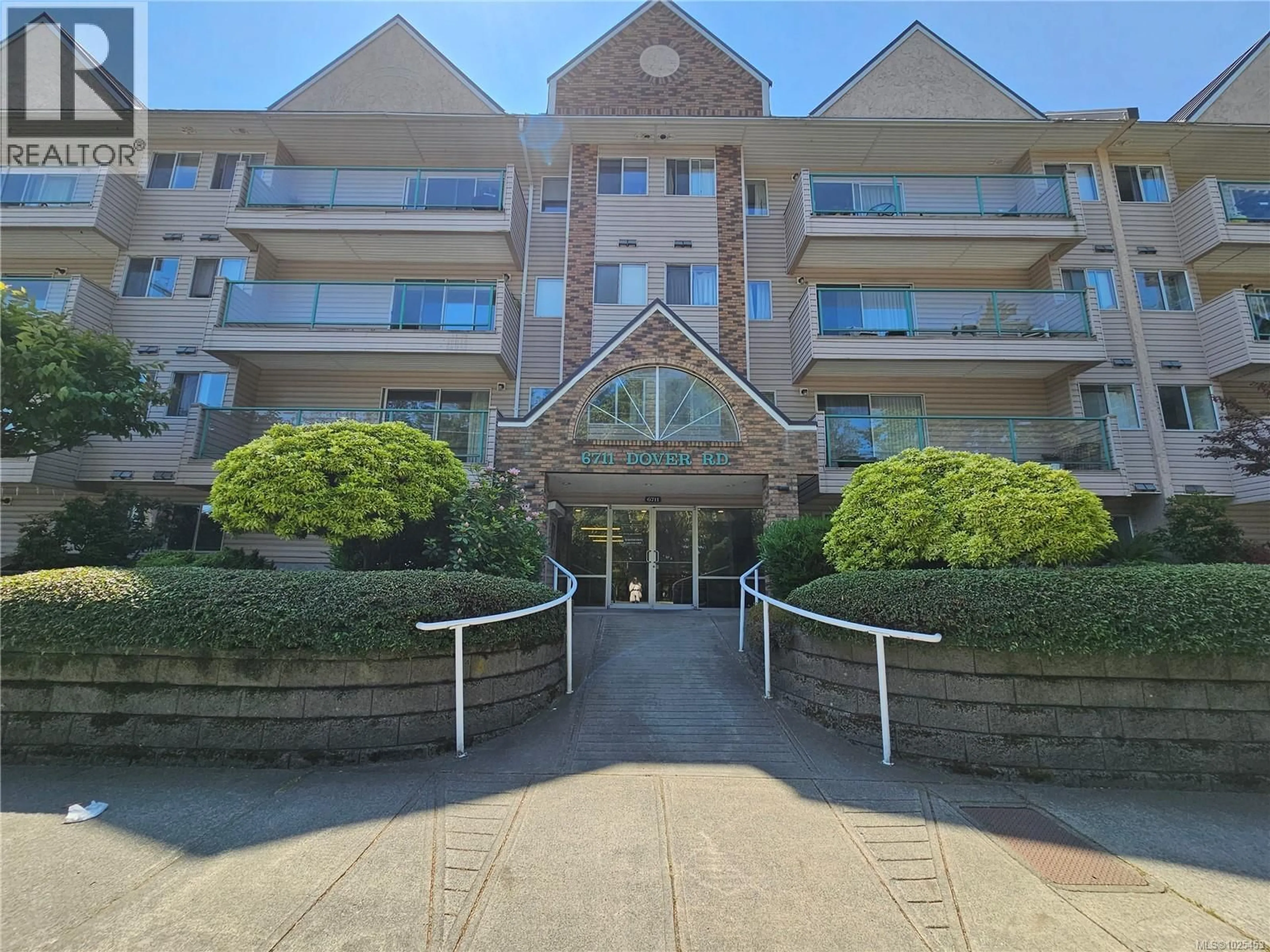Indoor foyer for 424 - 6711 DOVER ROAD, Nanaimo British Columbia V9V1L9