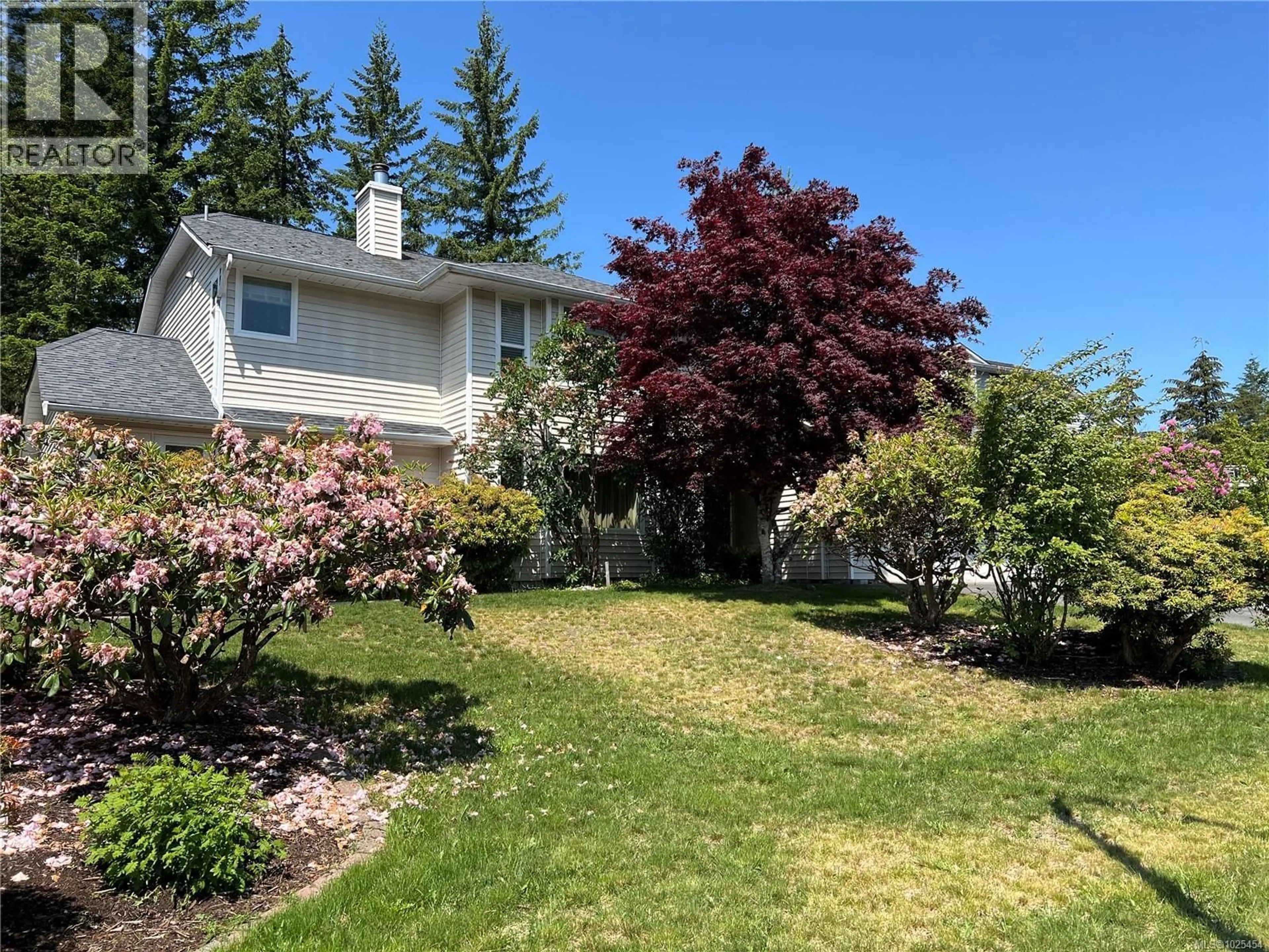 Home with vinyl exterior material, street for 492 CEDAR CRESCENT, Gold River British Columbia V0P1G0