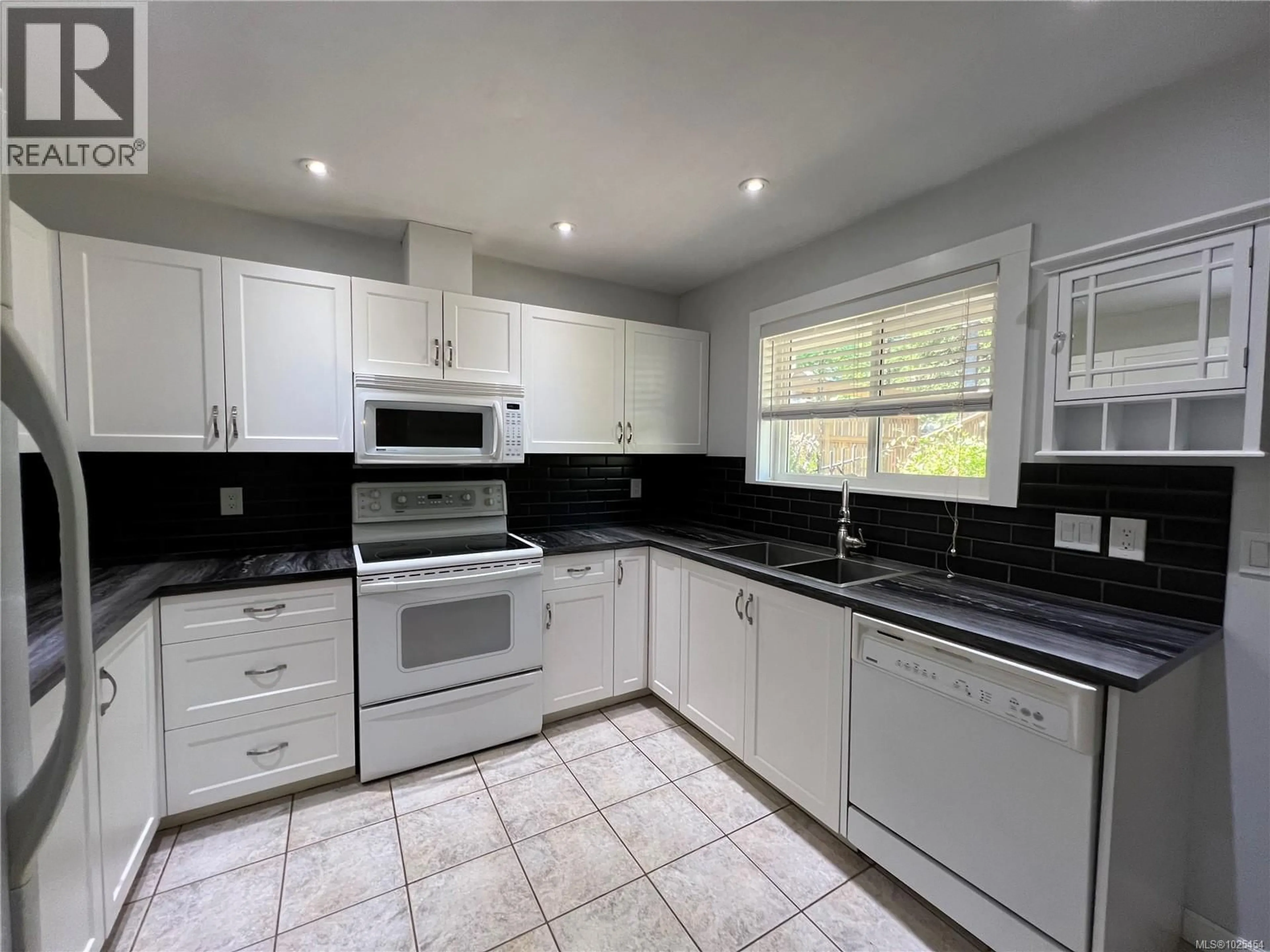 Open concept kitchen, ceramic/tile floor for 492 CEDAR CRESCENT, Gold River British Columbia V0P1G0