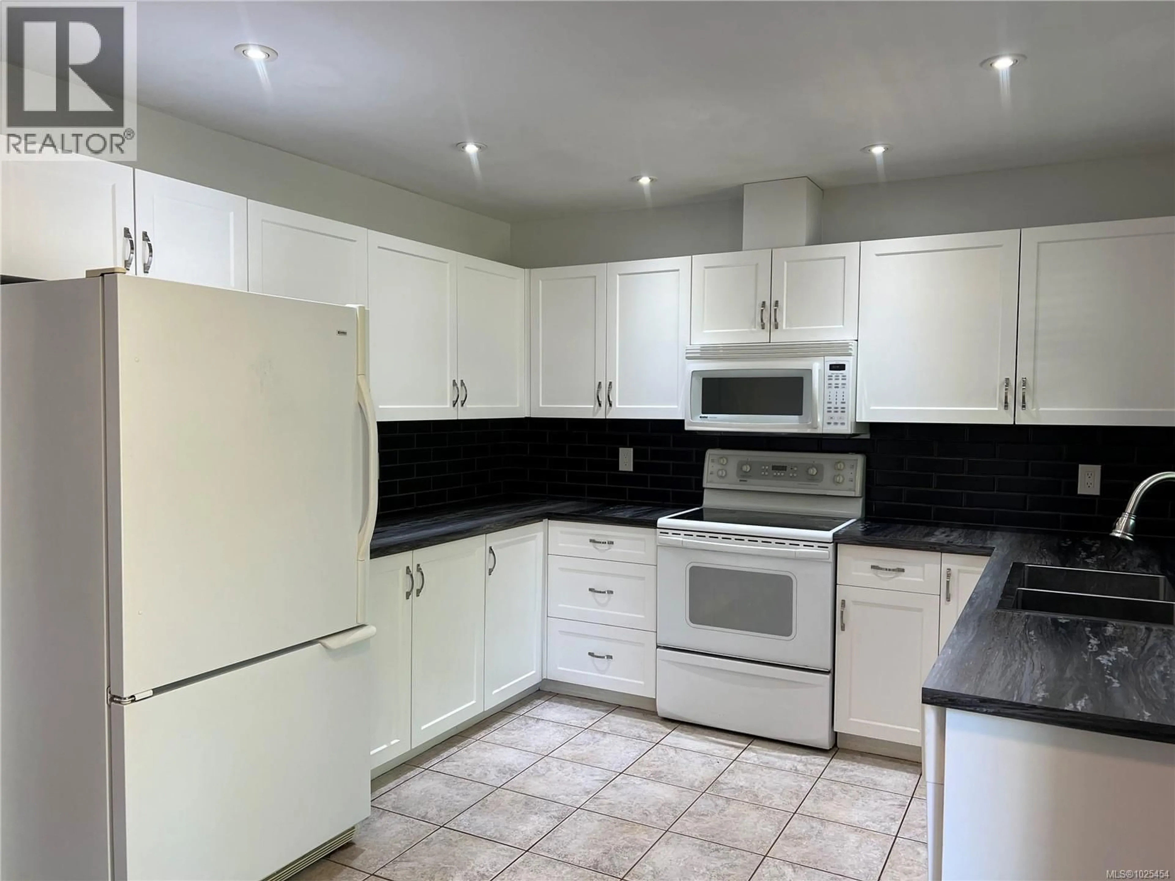 Standard kitchen, unknown for 492 CEDAR CRESCENT, Gold River British Columbia V0P1G0