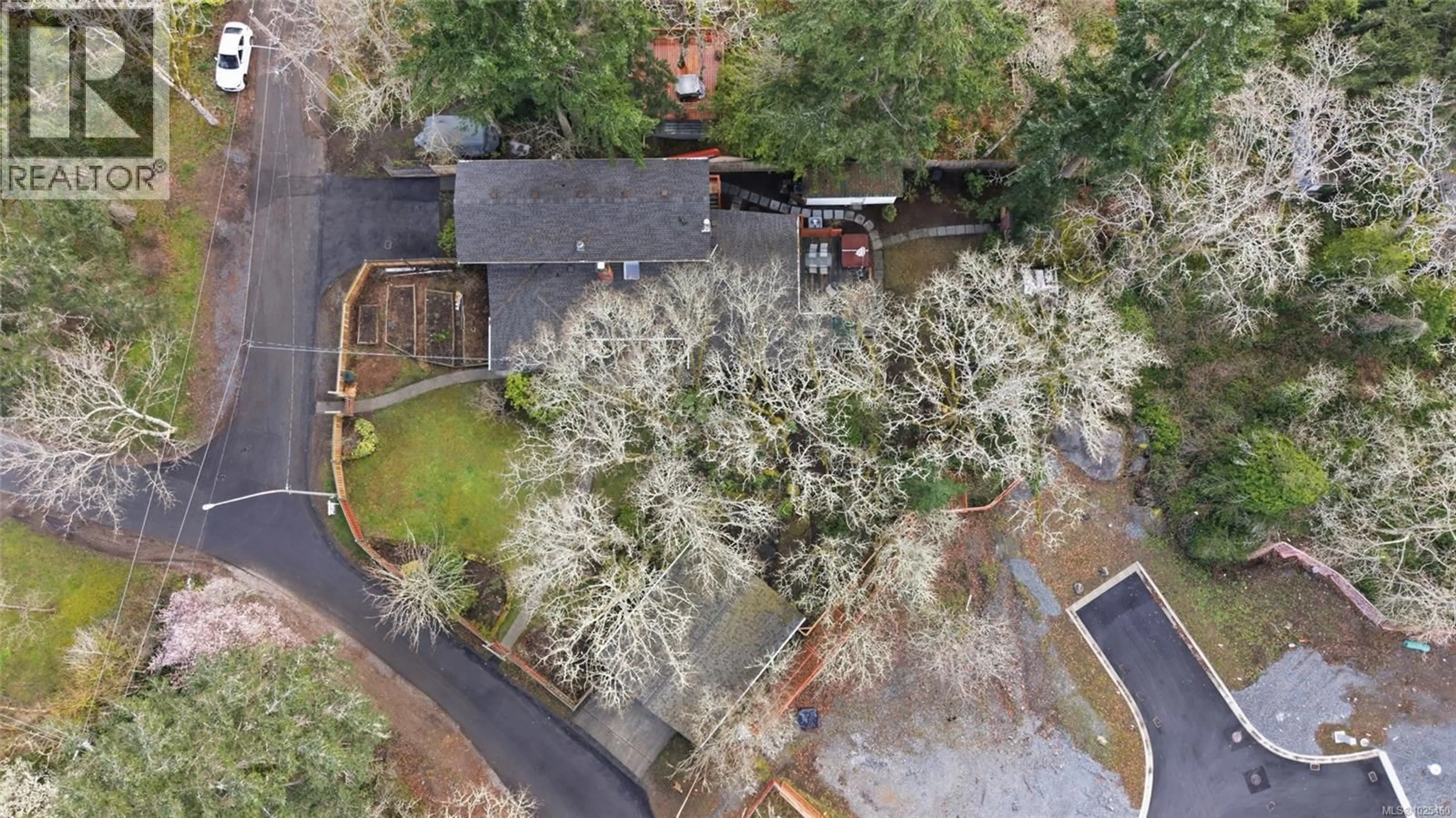 A pic from outside/outdoor area/front of a property/back of a property/a pic from drone, unknown for 350 BENJAMIN ROAD, Saanich British Columbia V8Z4W1