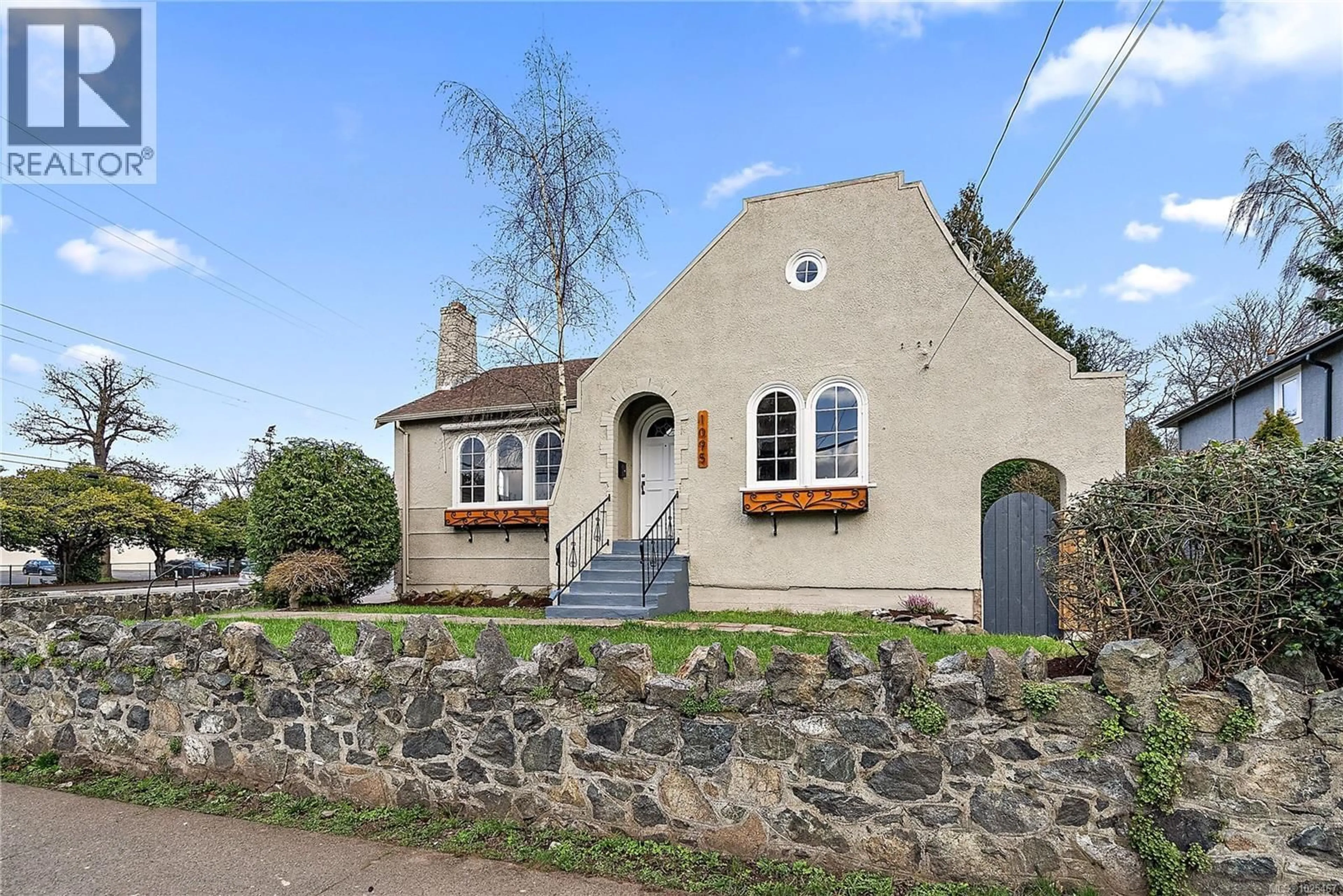 A pic from outside/outdoor area/front of a property/back of a property/a pic from drone, street for 1095 MOSS STREET, Victoria British Columbia V8V4P4