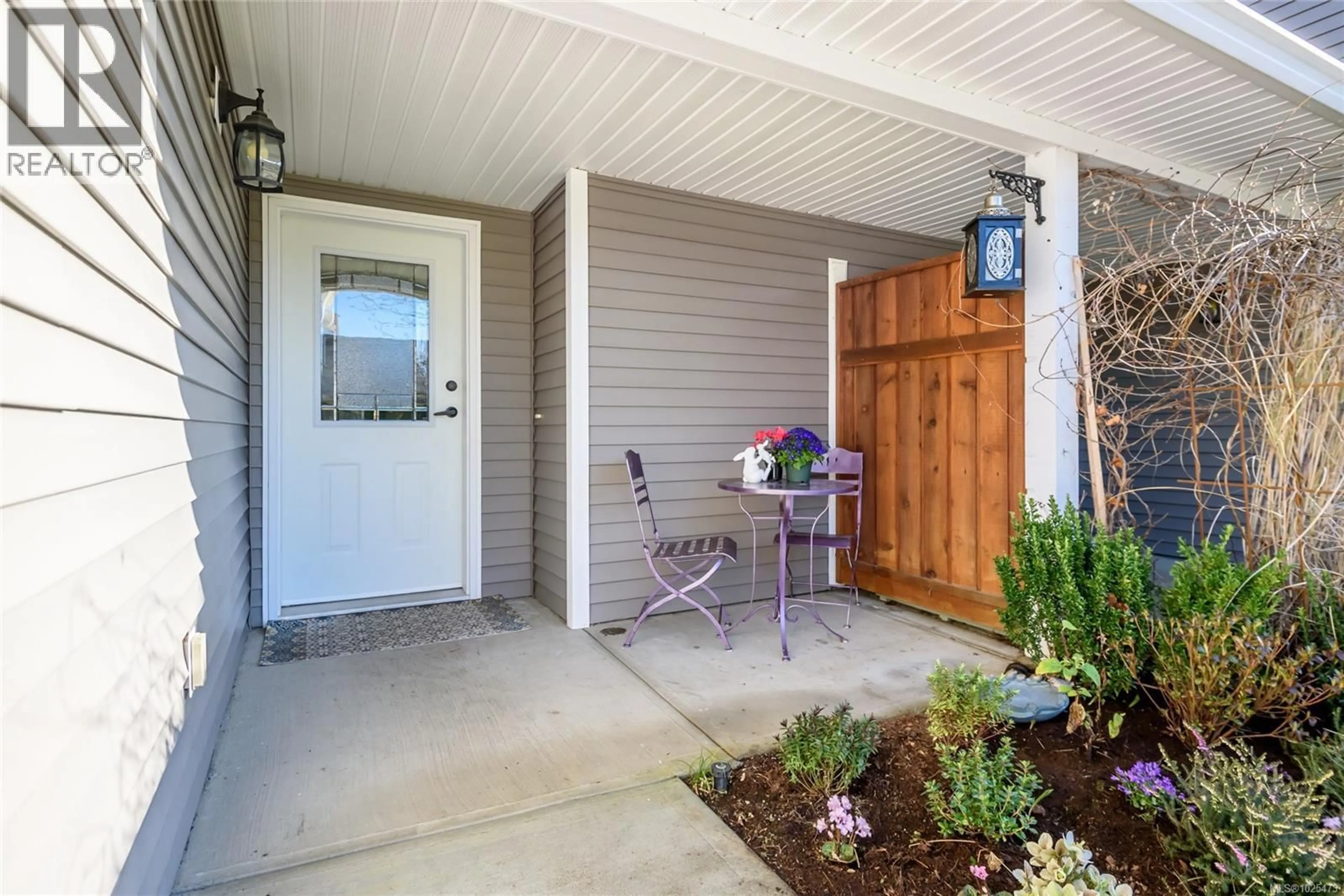 Indoor entryway for 15 - 3400 CONISTON CRESCENT, Cumberland British Columbia V0R1S0