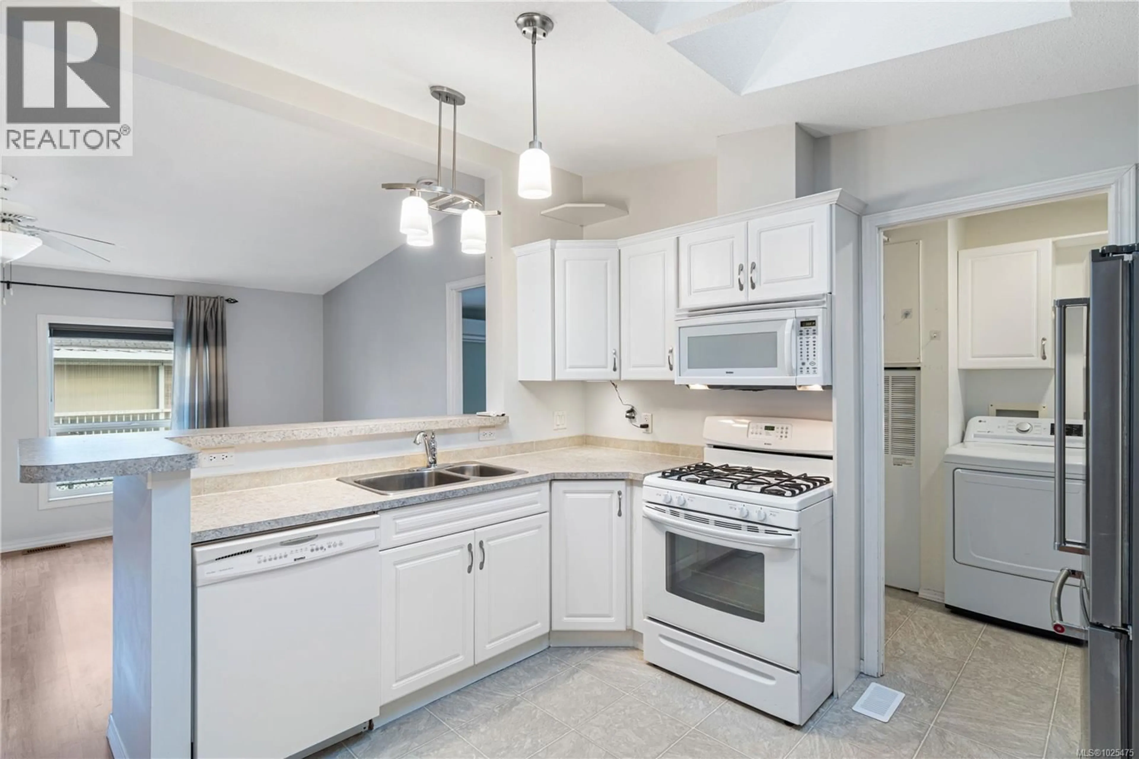 Standard kitchen, ceramic/tile floor for 15 - 386 CRAIG STREET, Parksville British Columbia V9P2Z8