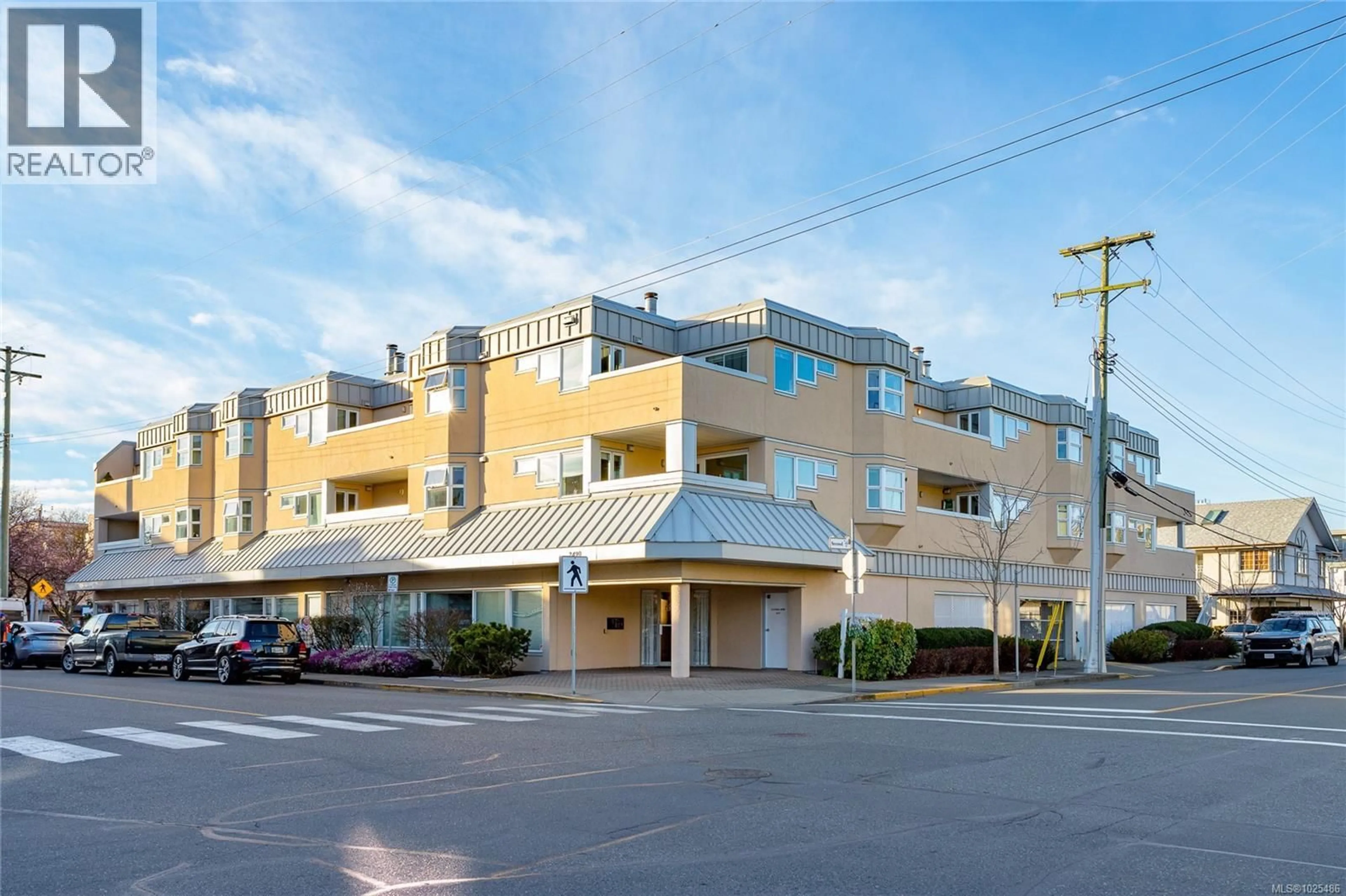 Patio, building for 304 - 2490 BEVAN AVENUE, Sidney British Columbia V8L5C6