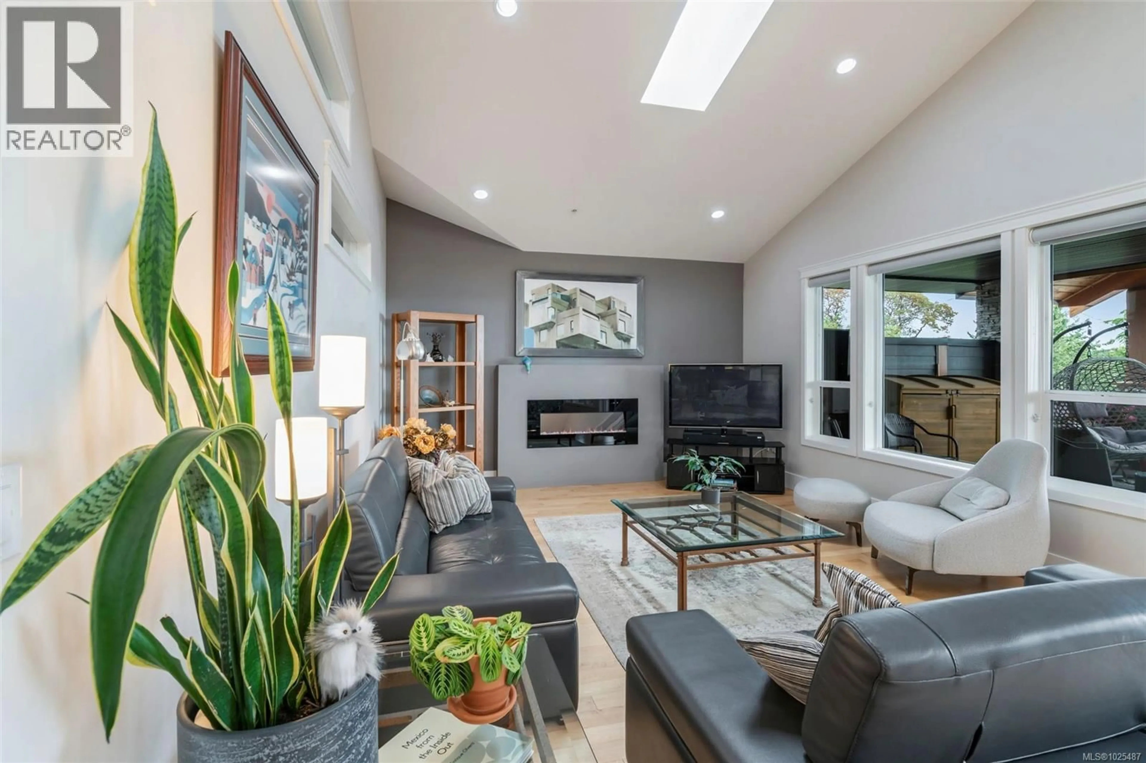 Living room with furniture, unknown for 202 - 679 TERMINAL AVENUE, Nanaimo British Columbia V9S4K1