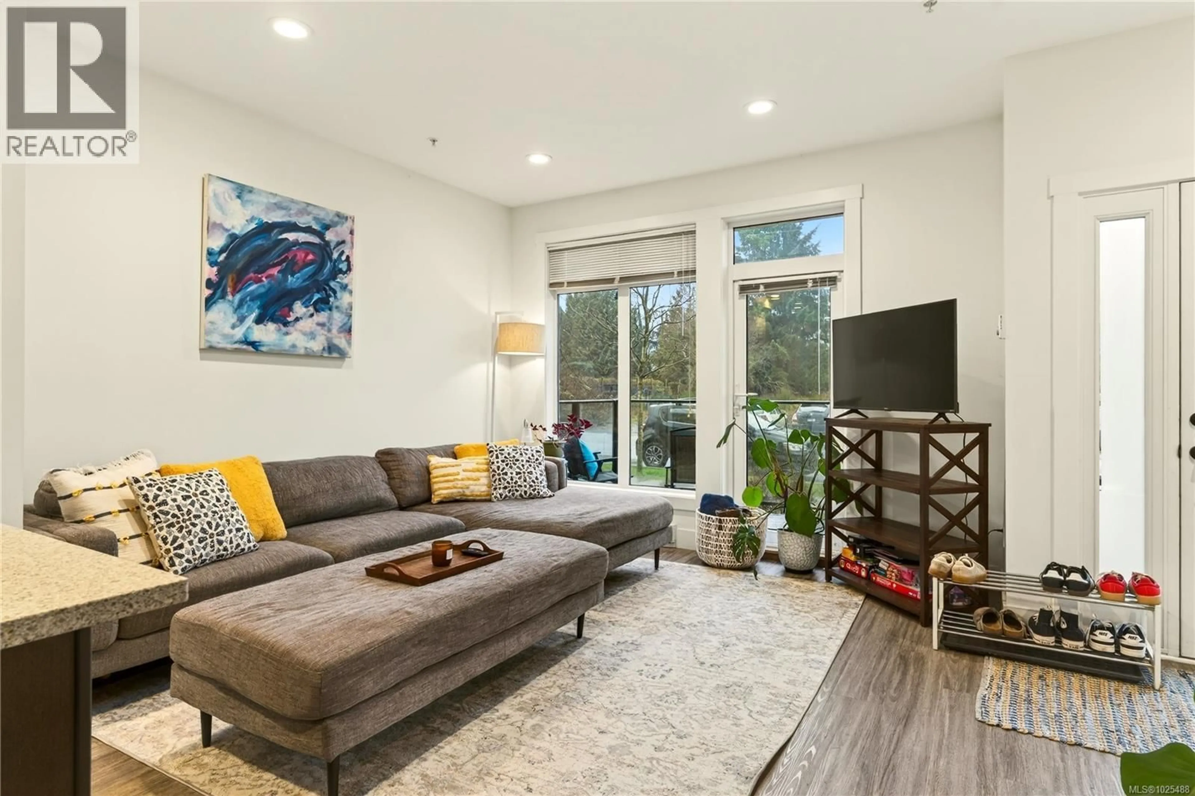 Living room with furniture, unknown for 106 - 308 HILLCREST AVENUE, Nanaimo British Columbia V9R6G6