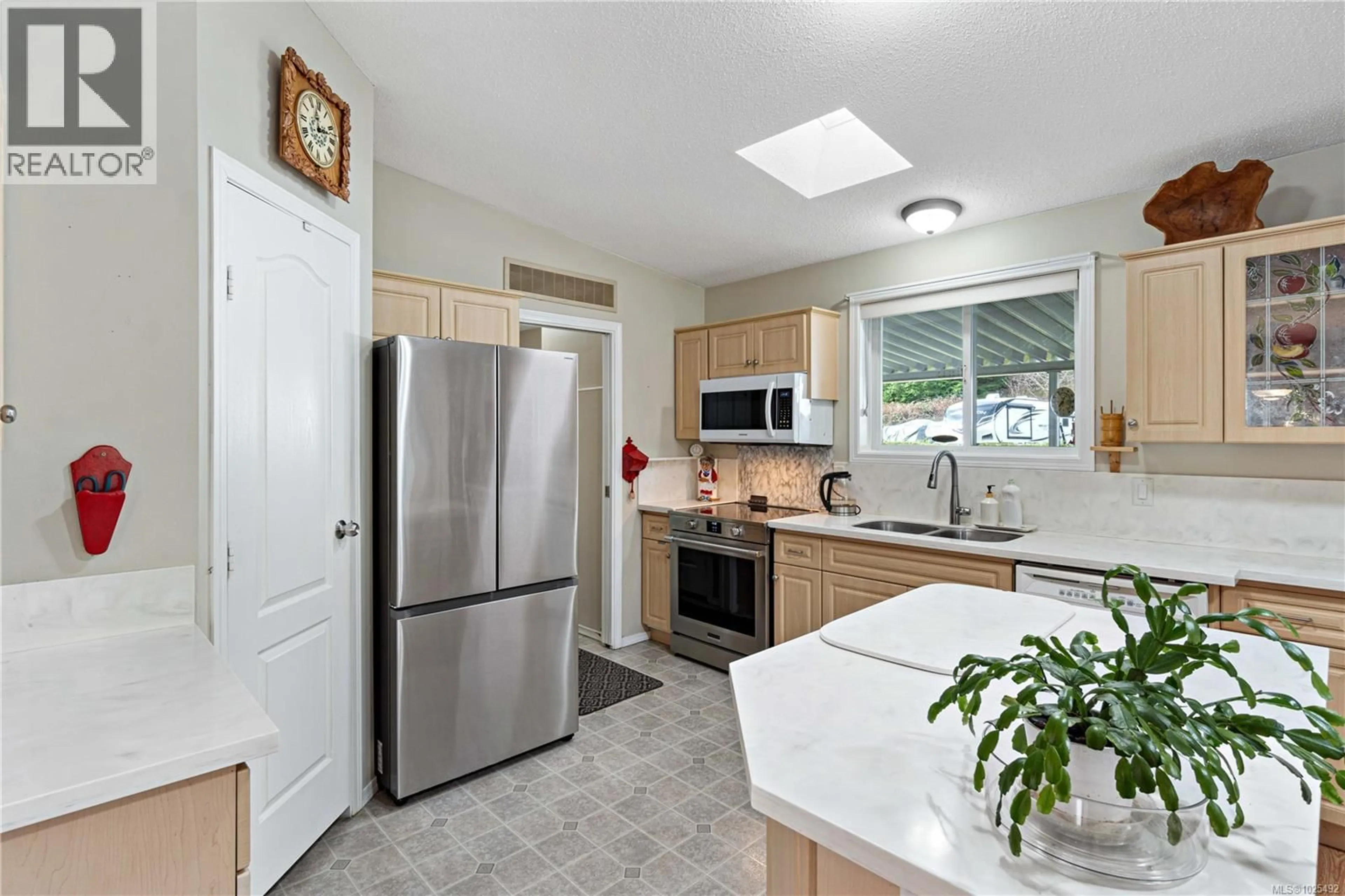 Standard kitchen, ceramic/tile floor for 6250 FARBER WAY, Nanaimo British Columbia V9T6J2