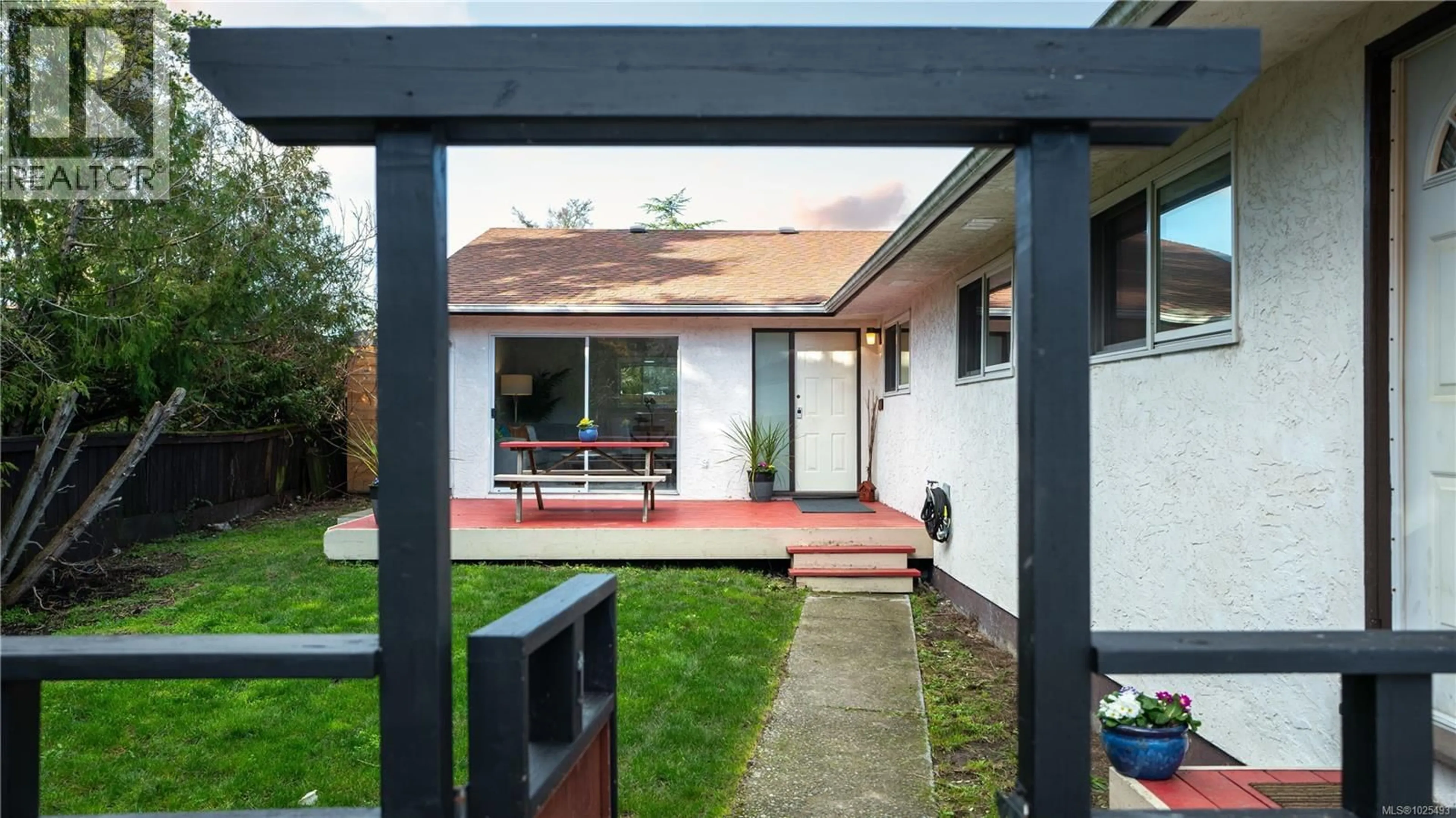 Patio, street for 1 - 3274 RUTLEDGE STREET, Saanich British Columbia V8X1N7