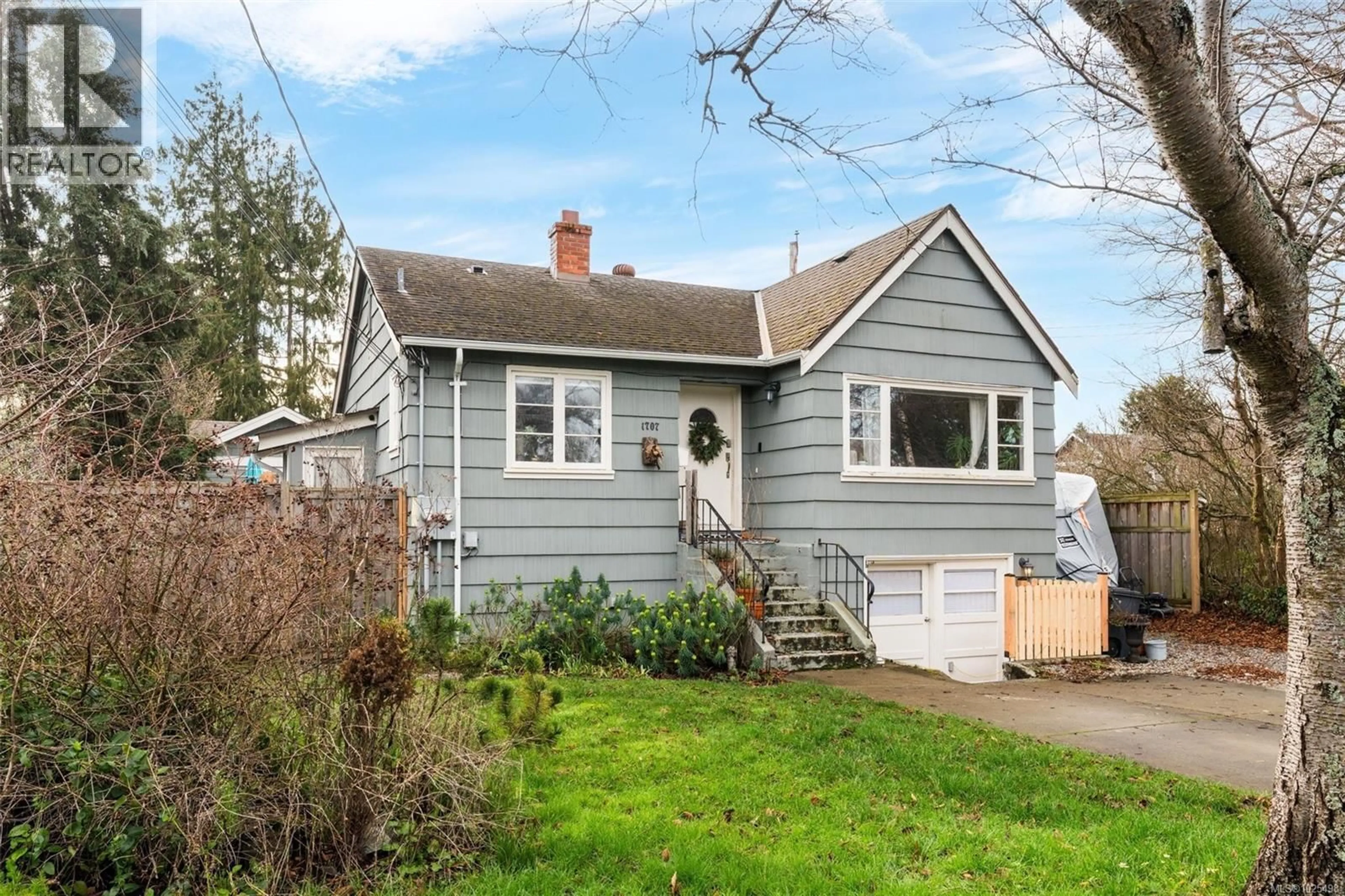 Home with vinyl exterior material, street for 1707 ALBERT AVENUE, Victoria British Columbia V8R1Y9