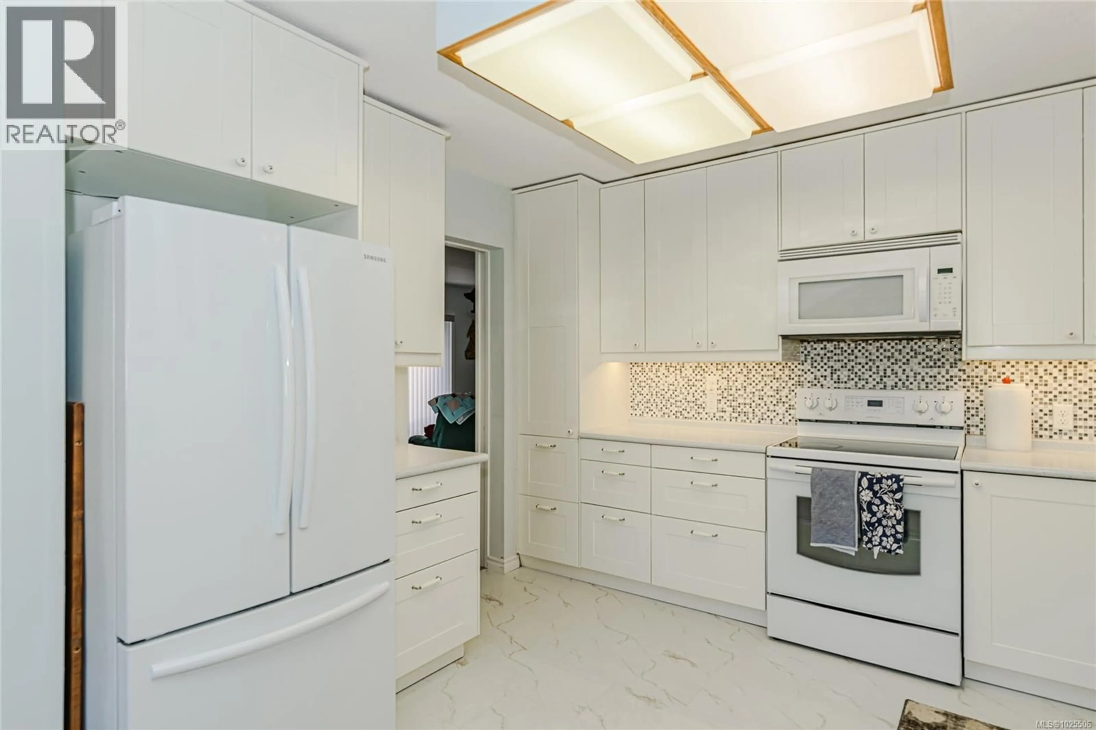 Standard kitchen, ceramic/tile floor for 2082 - 135 BRINKWORTHY ROAD, Salt Spring British Columbia V8K1S3