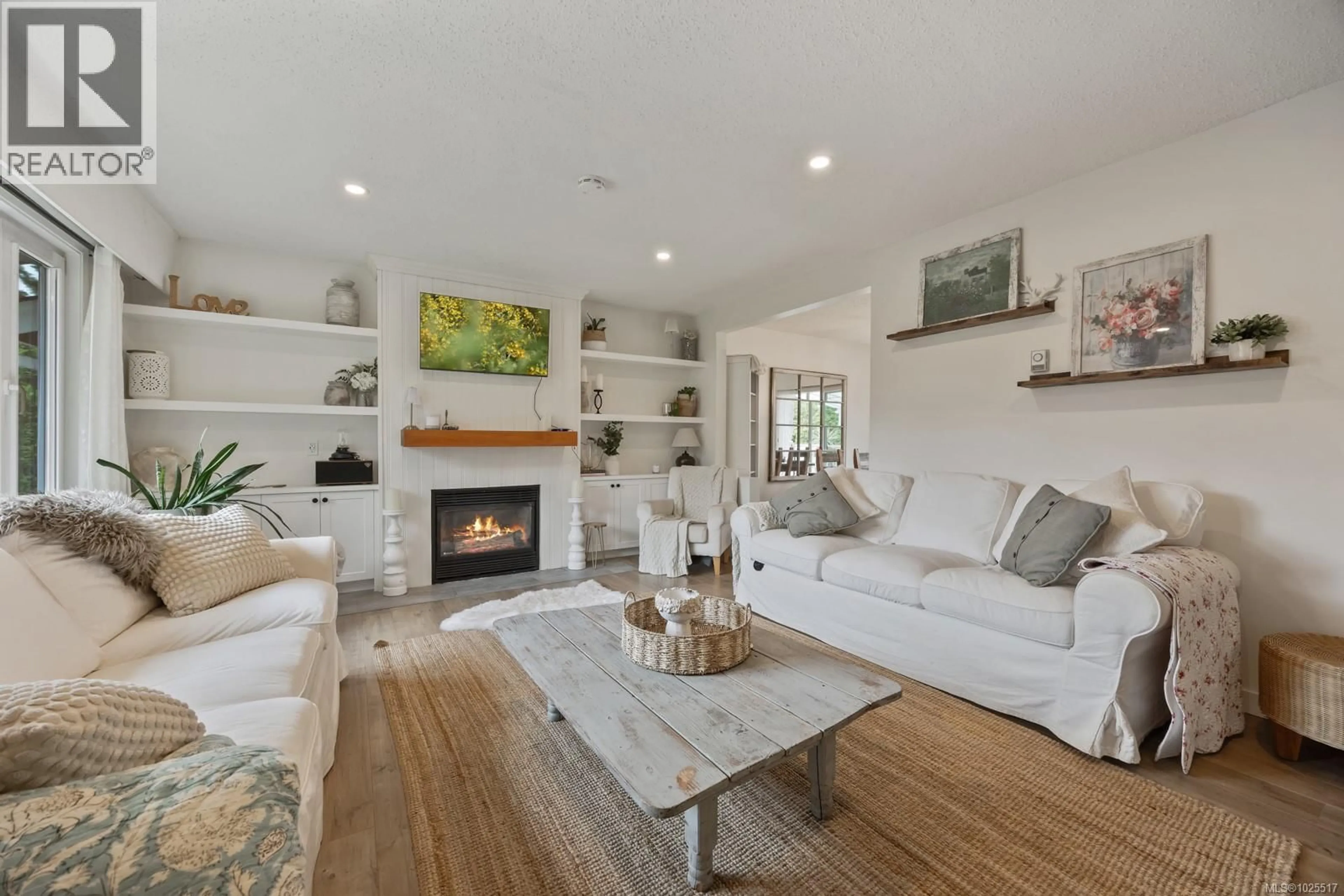 Living room with furniture, wood/laminate floor for 275 CENTENNIAL DRIVE, Courtenay British Columbia V9N5R6