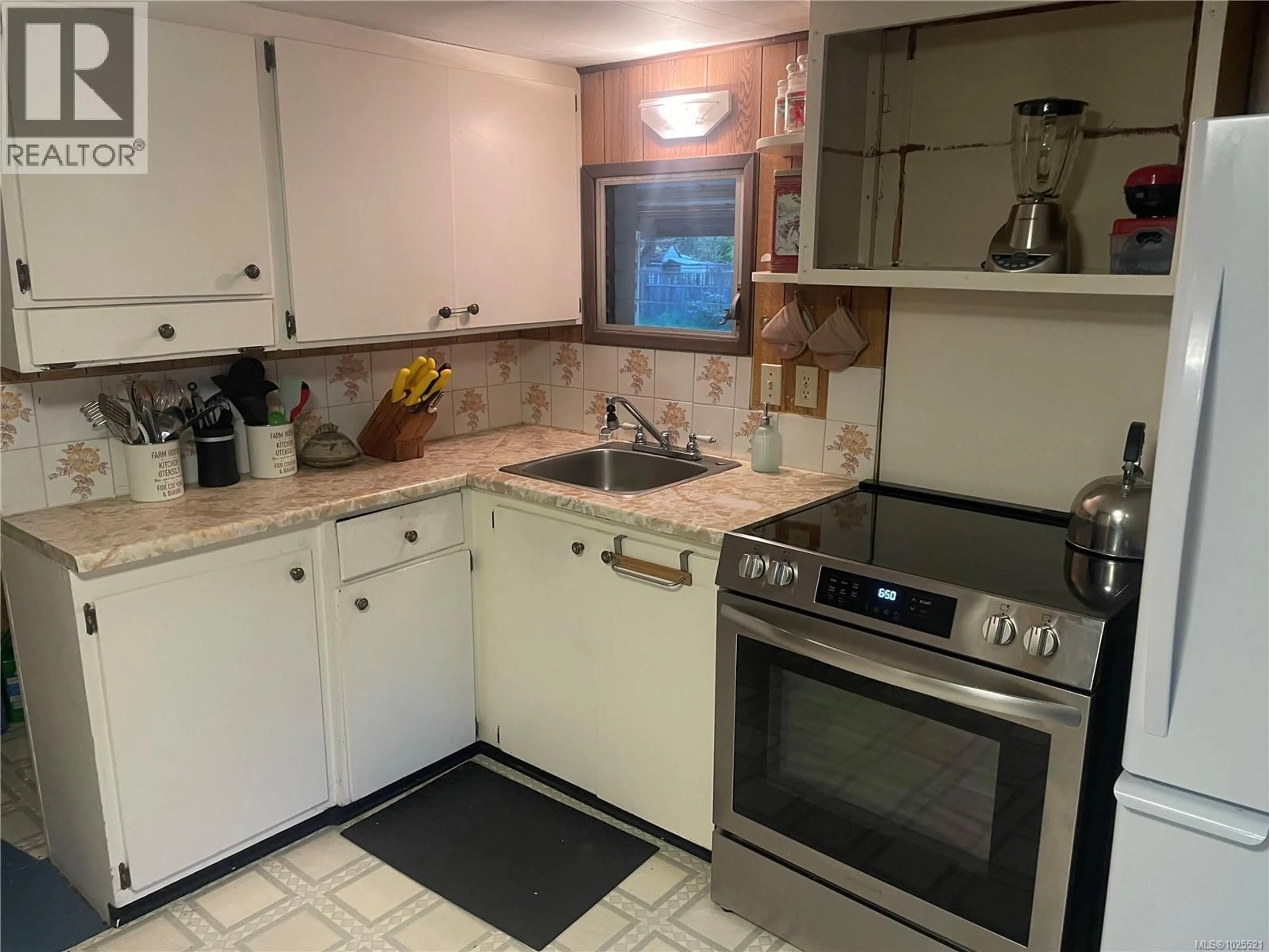 Standard kitchen, unknown for 247 HUSON ROAD, Qualicum Beach British Columbia V9K2A2