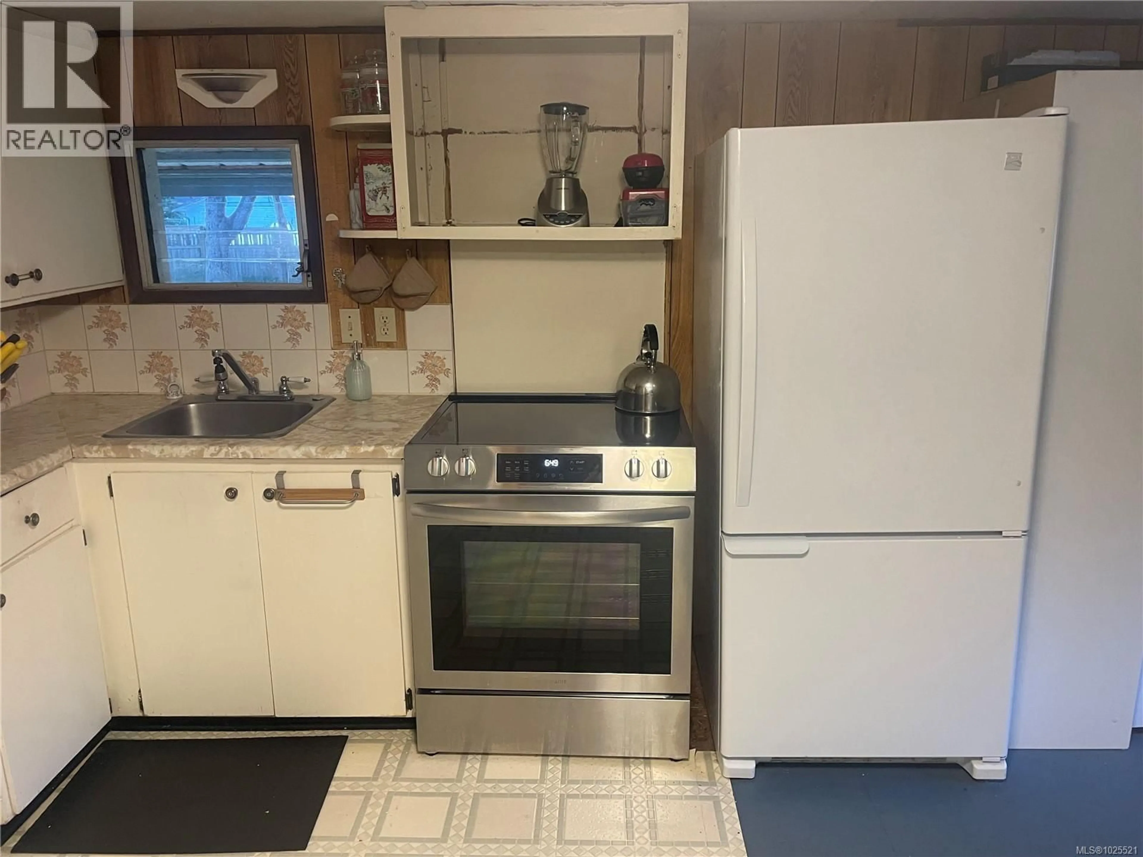 Standard kitchen, unknown for 247 HUSON ROAD, Qualicum Beach British Columbia V9K2A2
