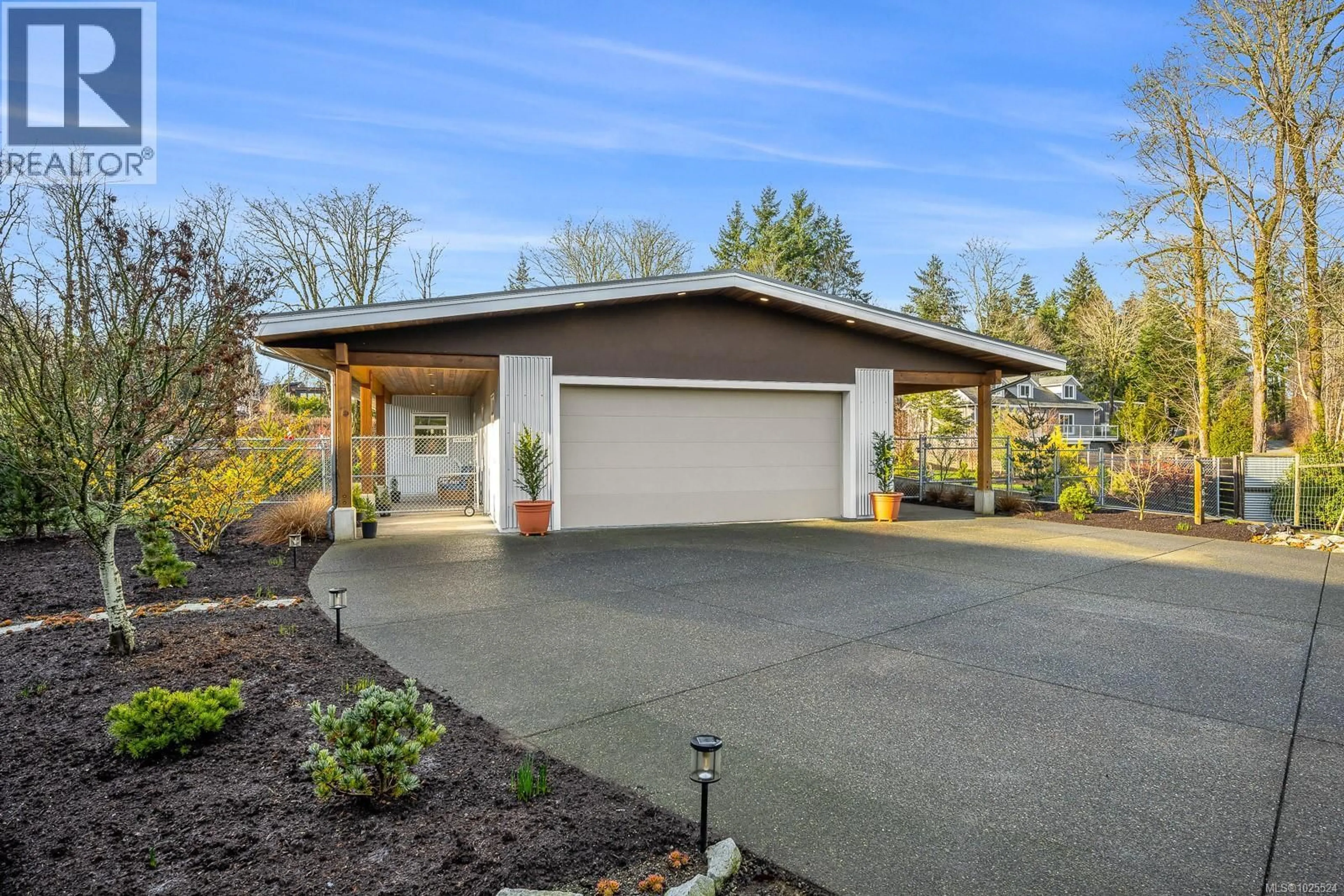 Indoor garage for 3767 MAPLE LANE, Royston British Columbia V0R2V0