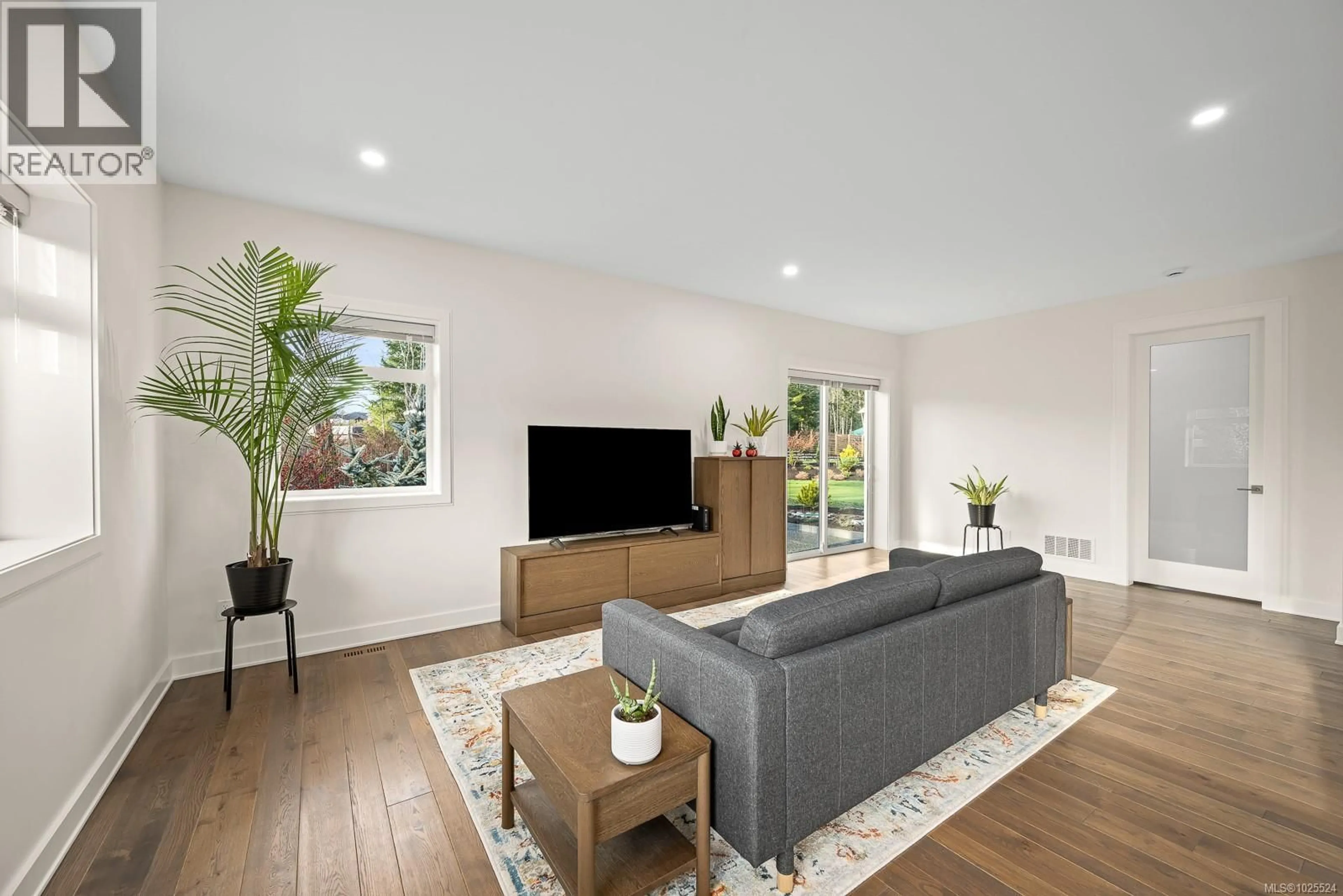 Living room with furniture, unknown for 3767 MAPLE LANE, Royston British Columbia V0R2V0