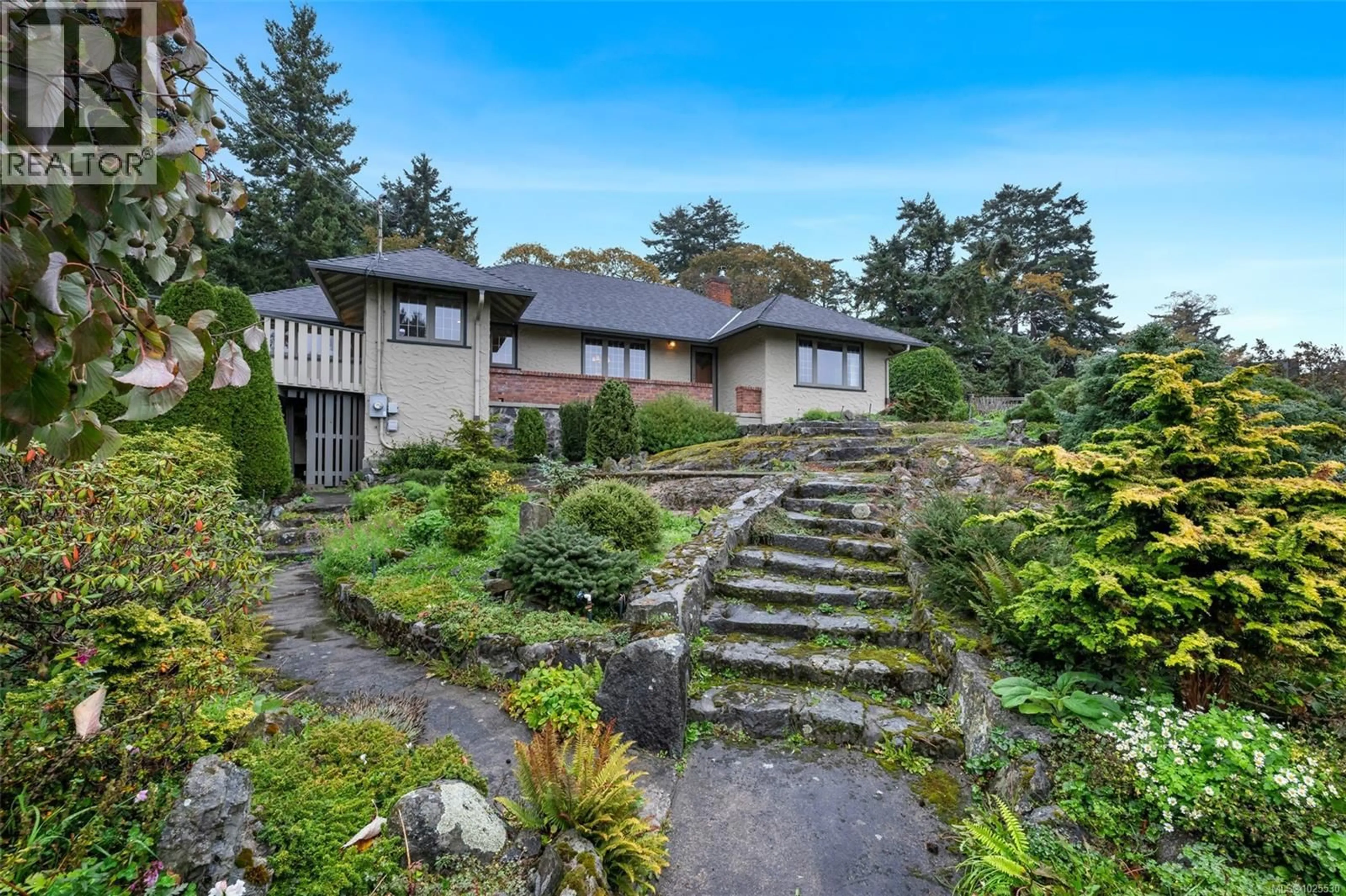 A pic from outside/outdoor area/front of a property/back of a property/a pic from drone, unknown for 2850 SEA VIEW ROAD, Saanich British Columbia V8N1K8