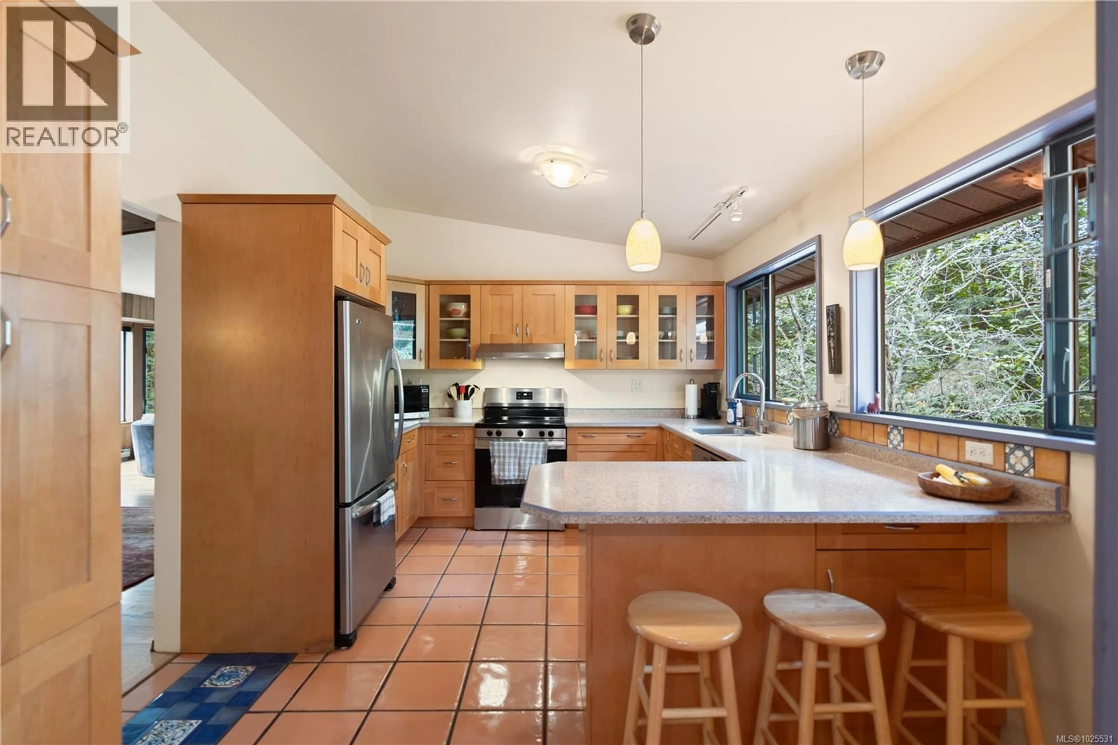 Open concept kitchen, ceramic/tile floor for 100 VIADUCT AVENUE WEST, Saanich British Columbia V9E1J3