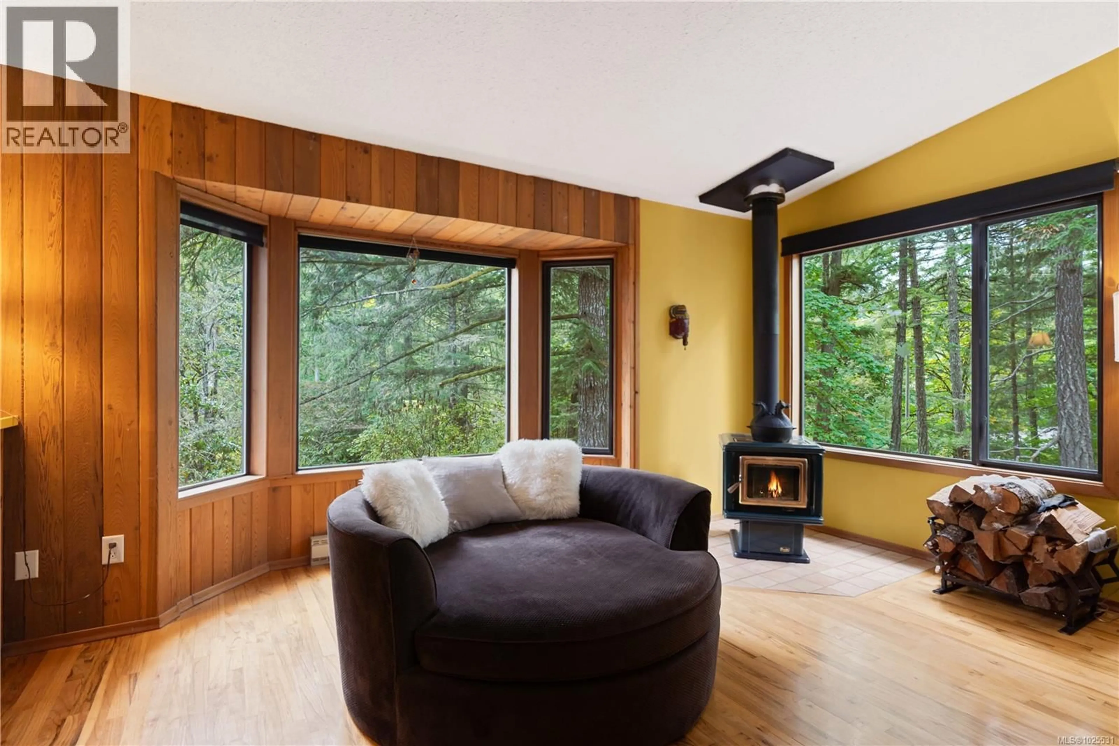 Living room with furniture, wood/laminate floor for 100 VIADUCT AVENUE WEST, Saanich British Columbia V9E1J3