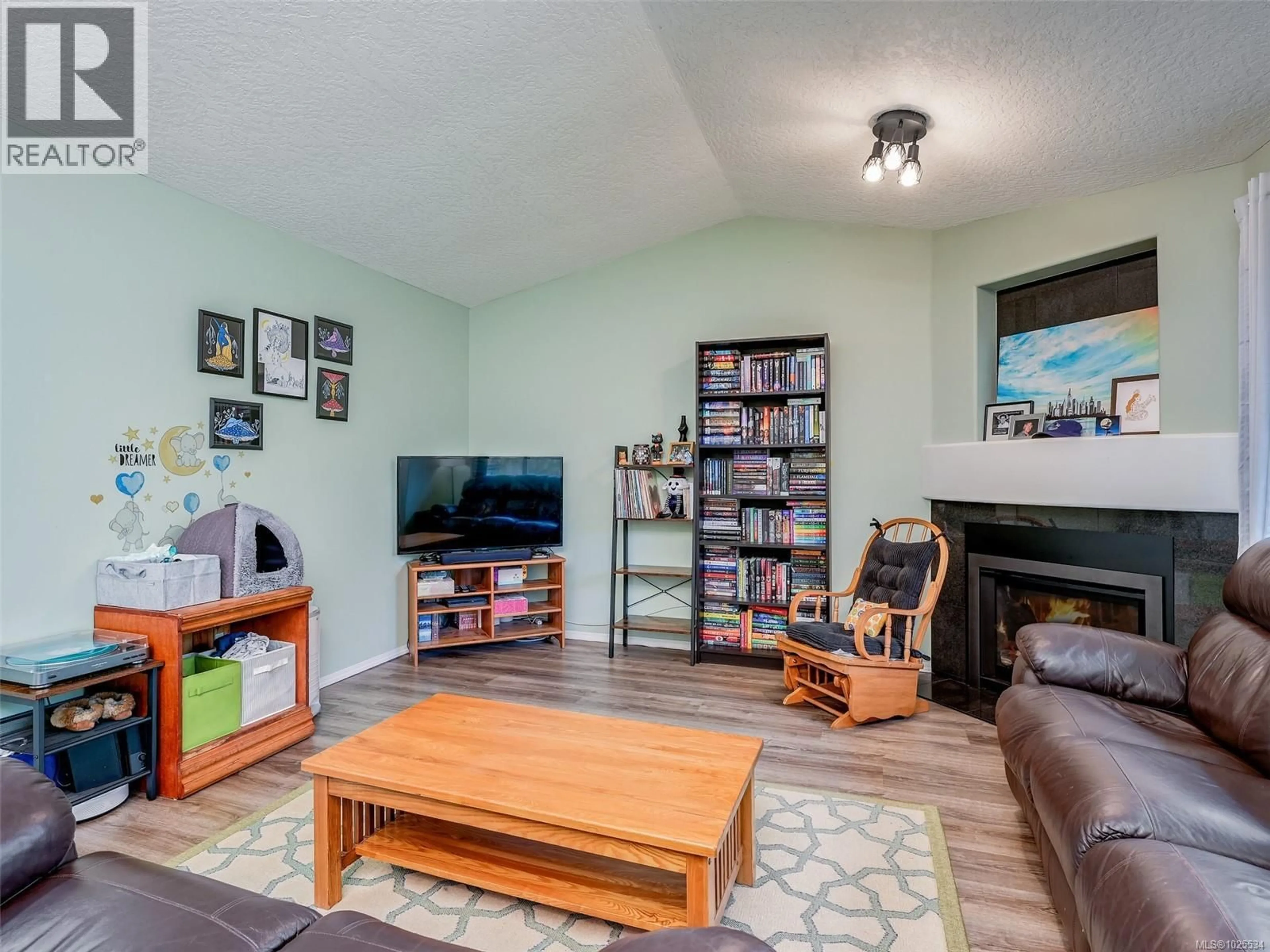 Living room with furniture, wood/laminate floor for 14 - 2190 DRENNAN STREET, Sooke British Columbia V9Z1J4