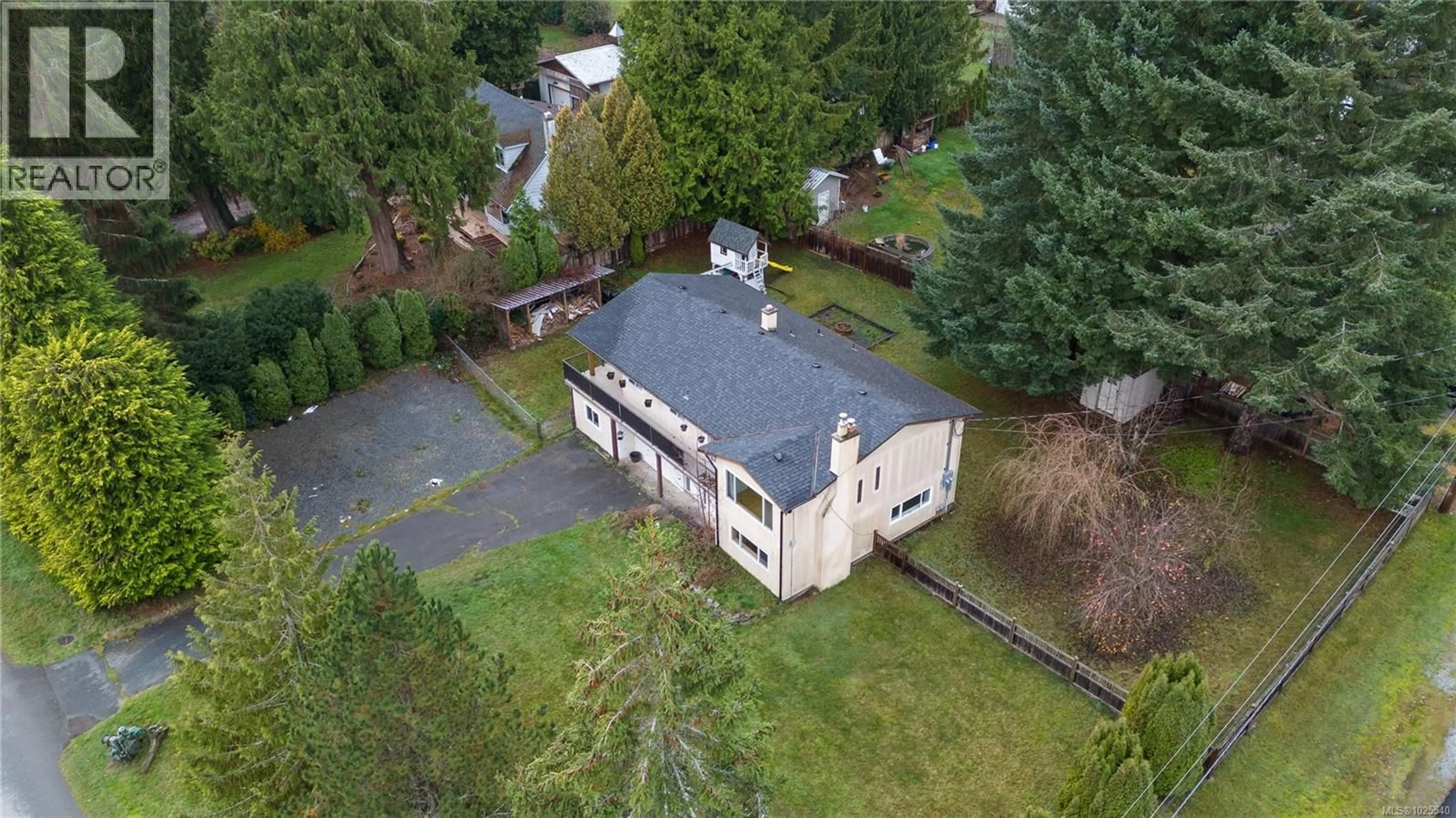 A pic from outside/outdoor area/front of a property/back of a property/a pic from drone, building for 2001 LAKESIDE DRIVE, Nanaimo British Columbia V9X1B5