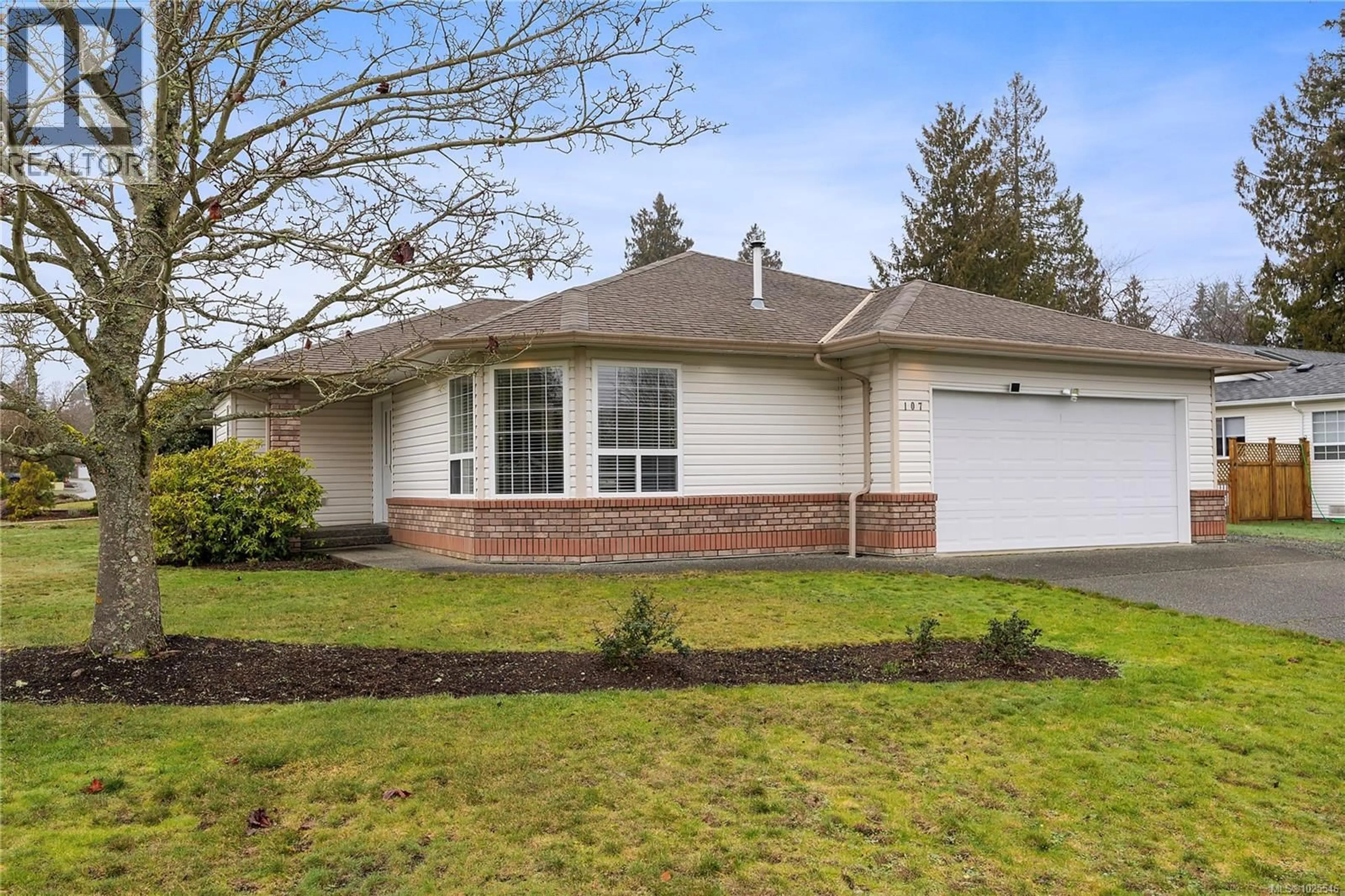 Home with vinyl exterior material, street for 107 ACACIA STREET SOUTH, Parksville British Columbia V9P1H4