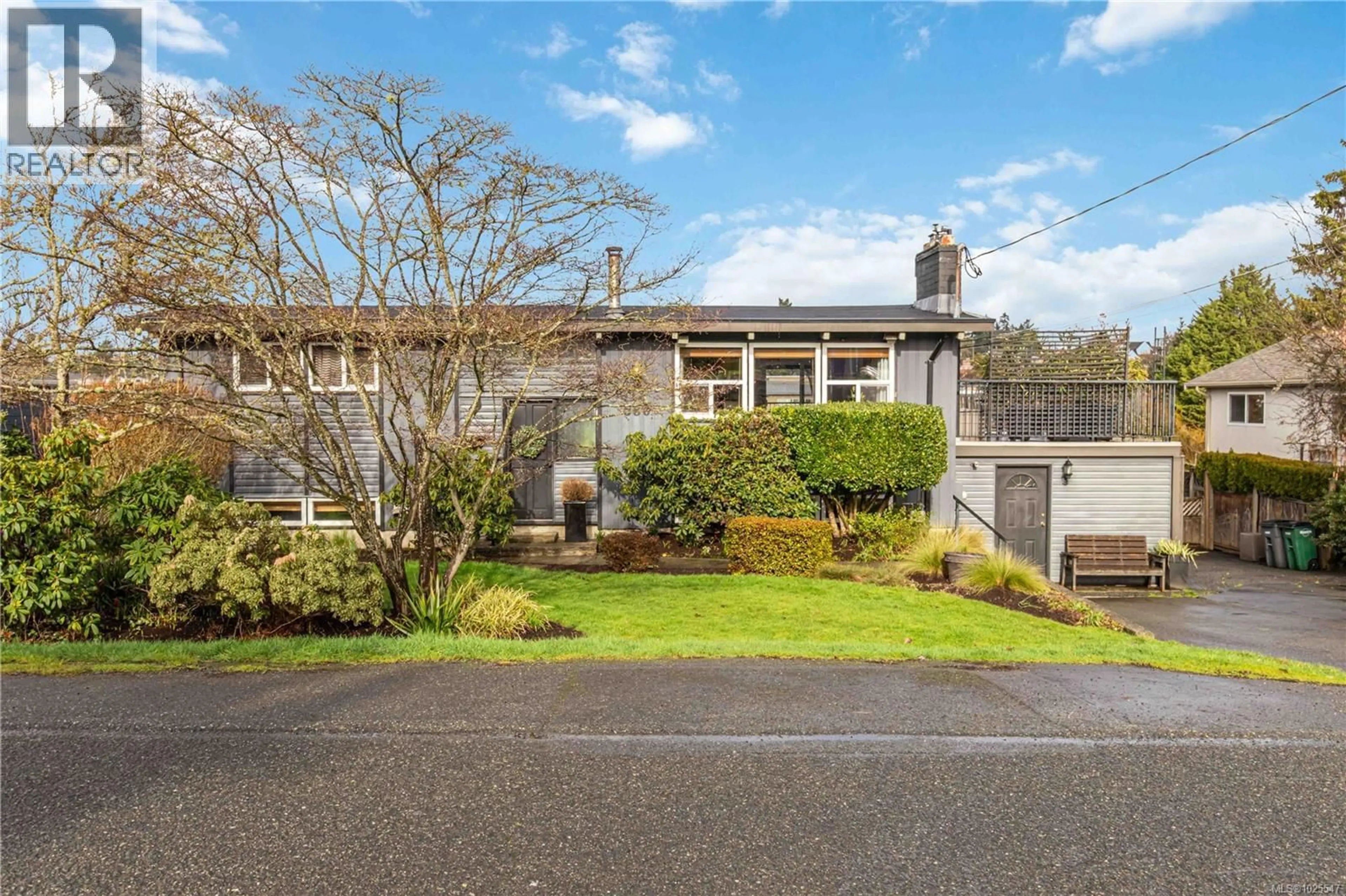 A pic from outside/outdoor area/front of a property/back of a property/a pic from drone, street for 580 BAKER STREET, Saanich British Columbia V8Z2H5